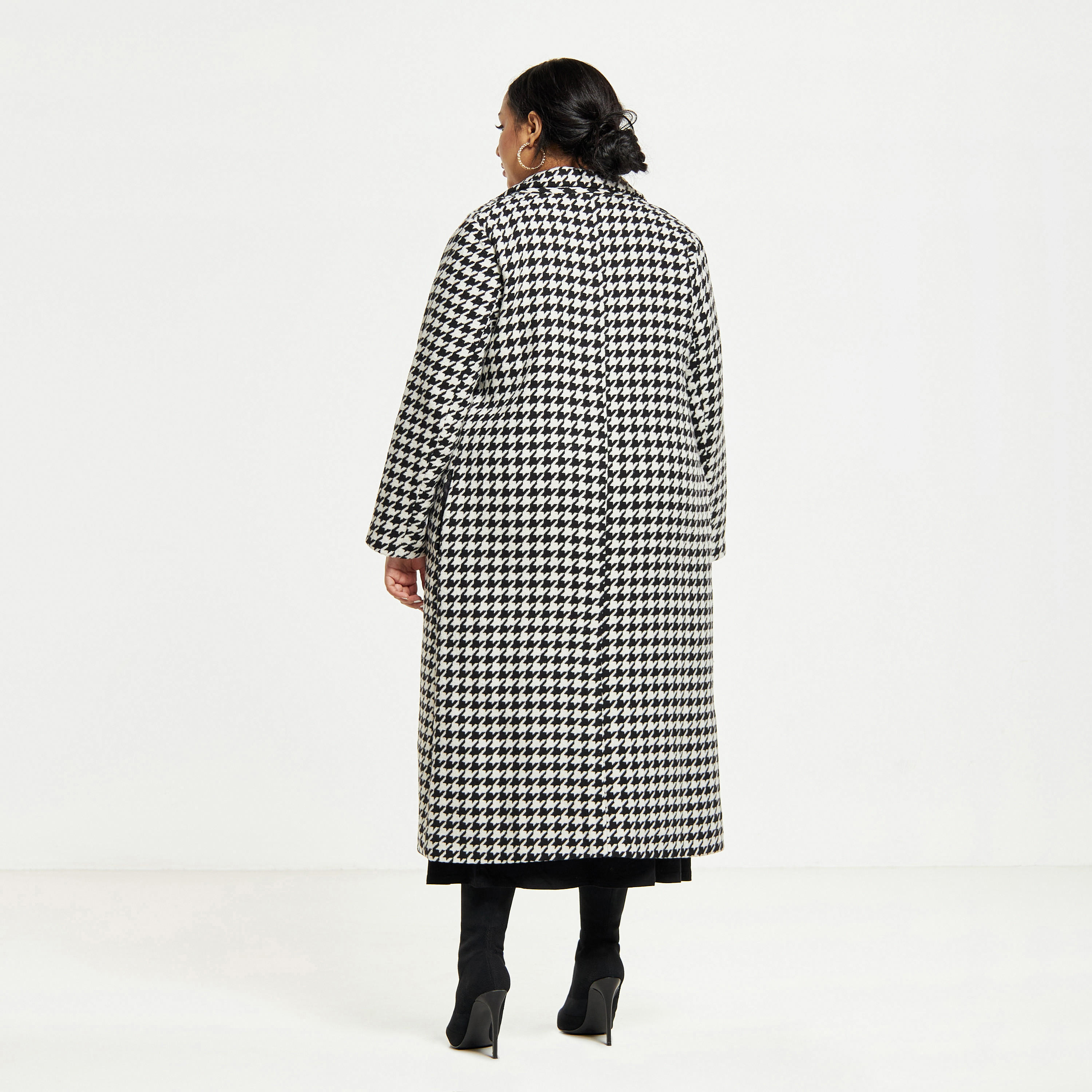 معطف خفيف بياقة مطوية وجيوب وطبعات أبيض وأسود-women-clothing-coatsandjackets-coats-image-3