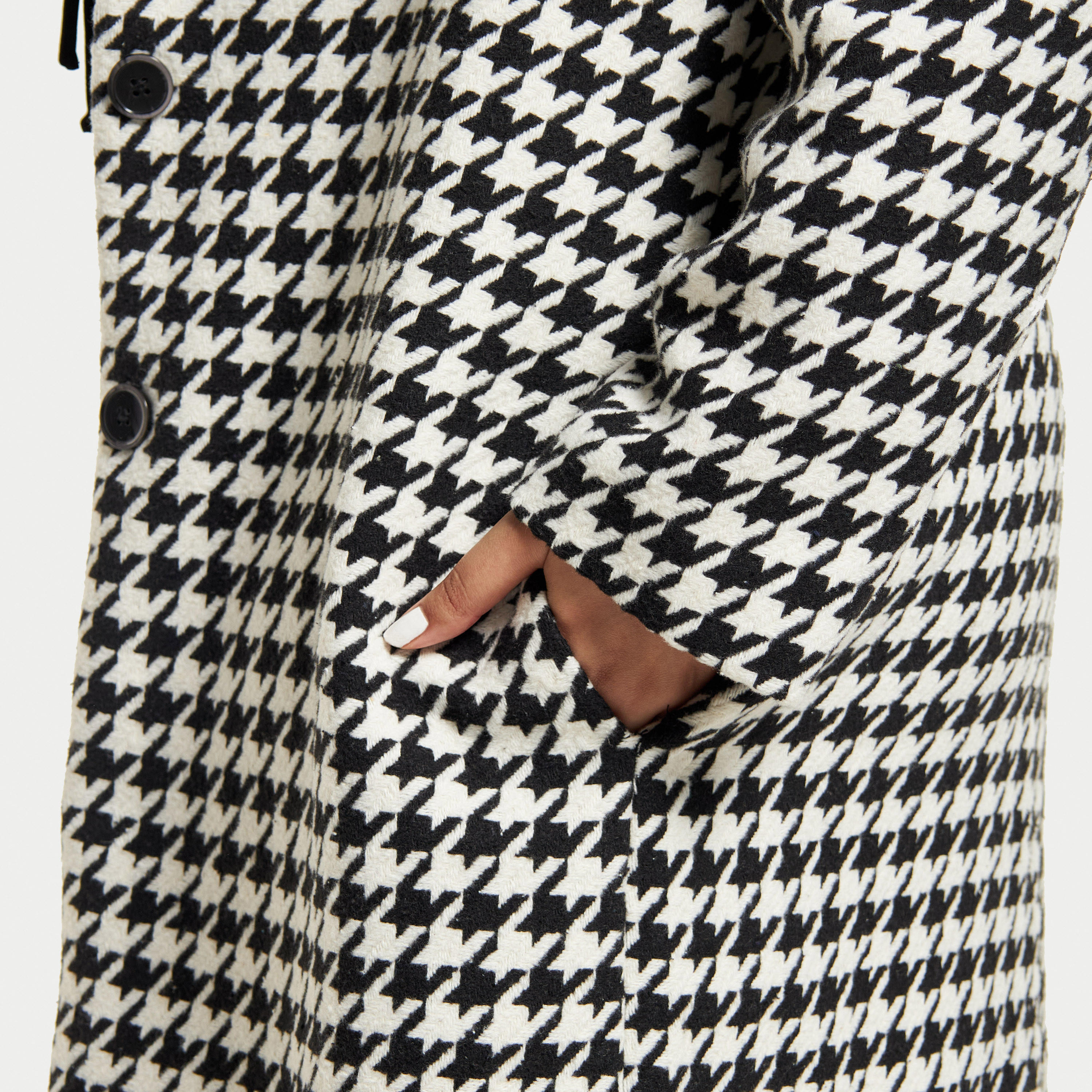 معطف خفيف بياقة مطوية وجيوب وطبعات أبيض وأسود-women-clothing-coatsandjackets-coats-image-5