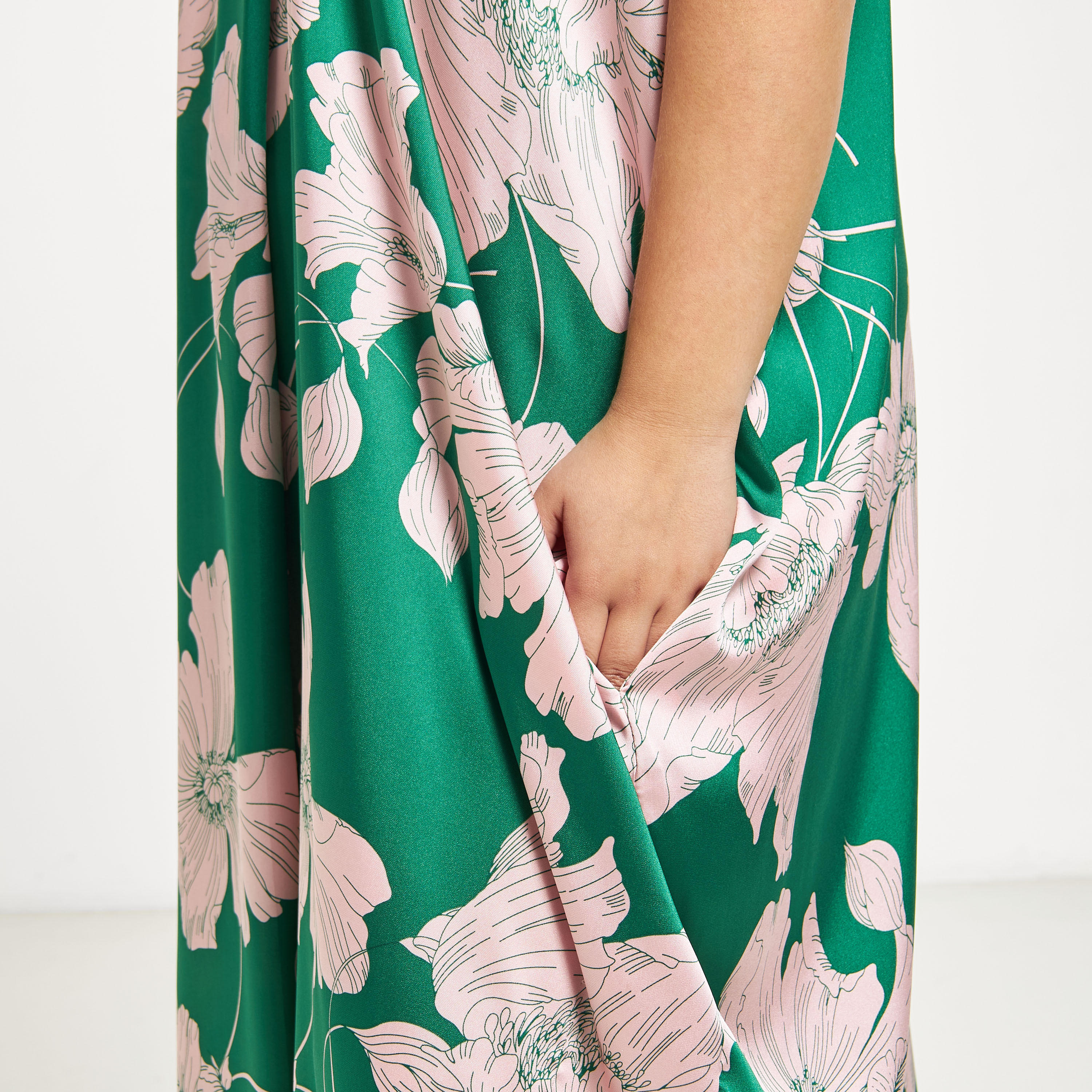 قفطان مقاس كبير بياقة V وجيوب وطبعات زهرية-women-clothing-dresses-image-4