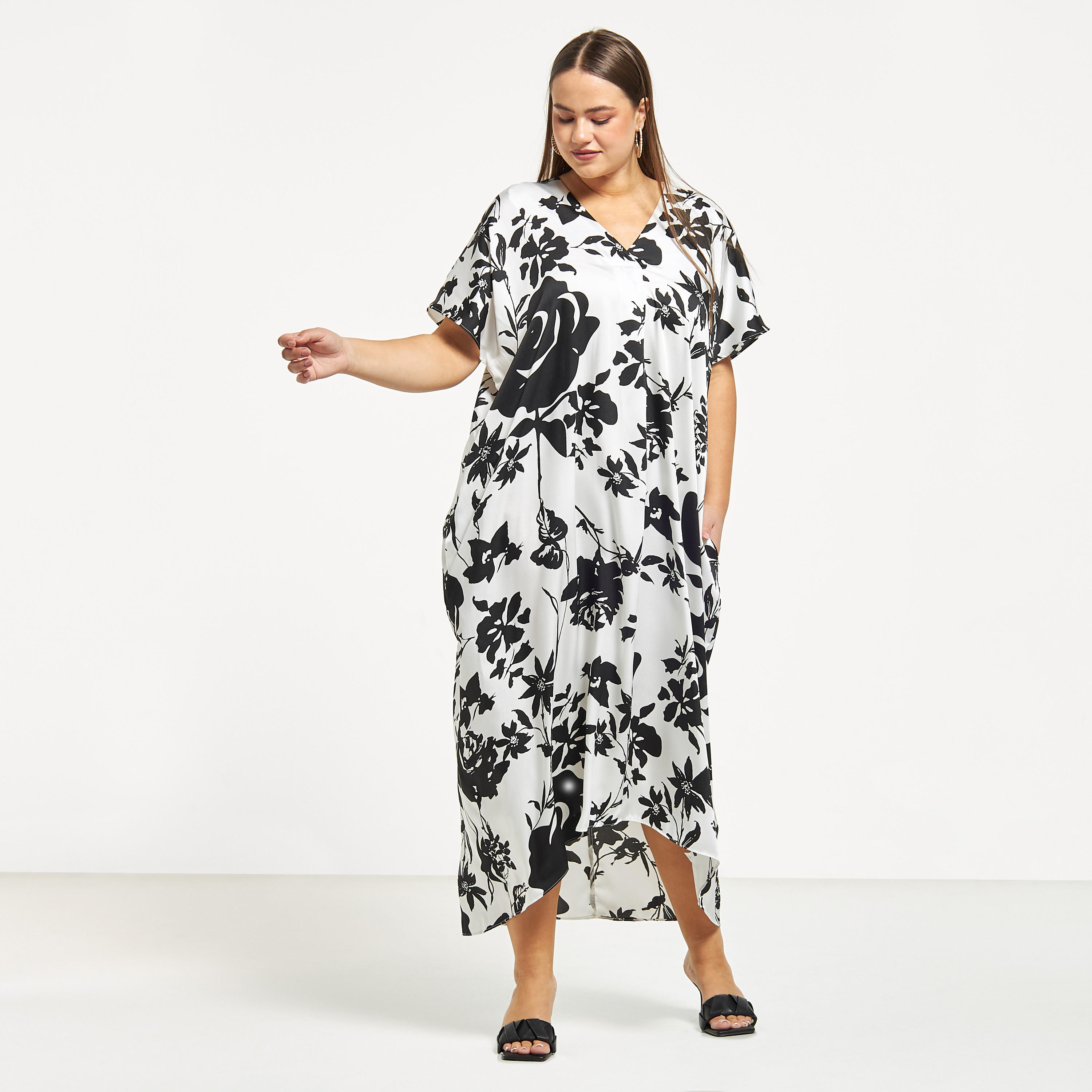 قفطان مقاس كبير بياقة V وجيوب وطبعات زهرية-women-clothing-dresses-image-5