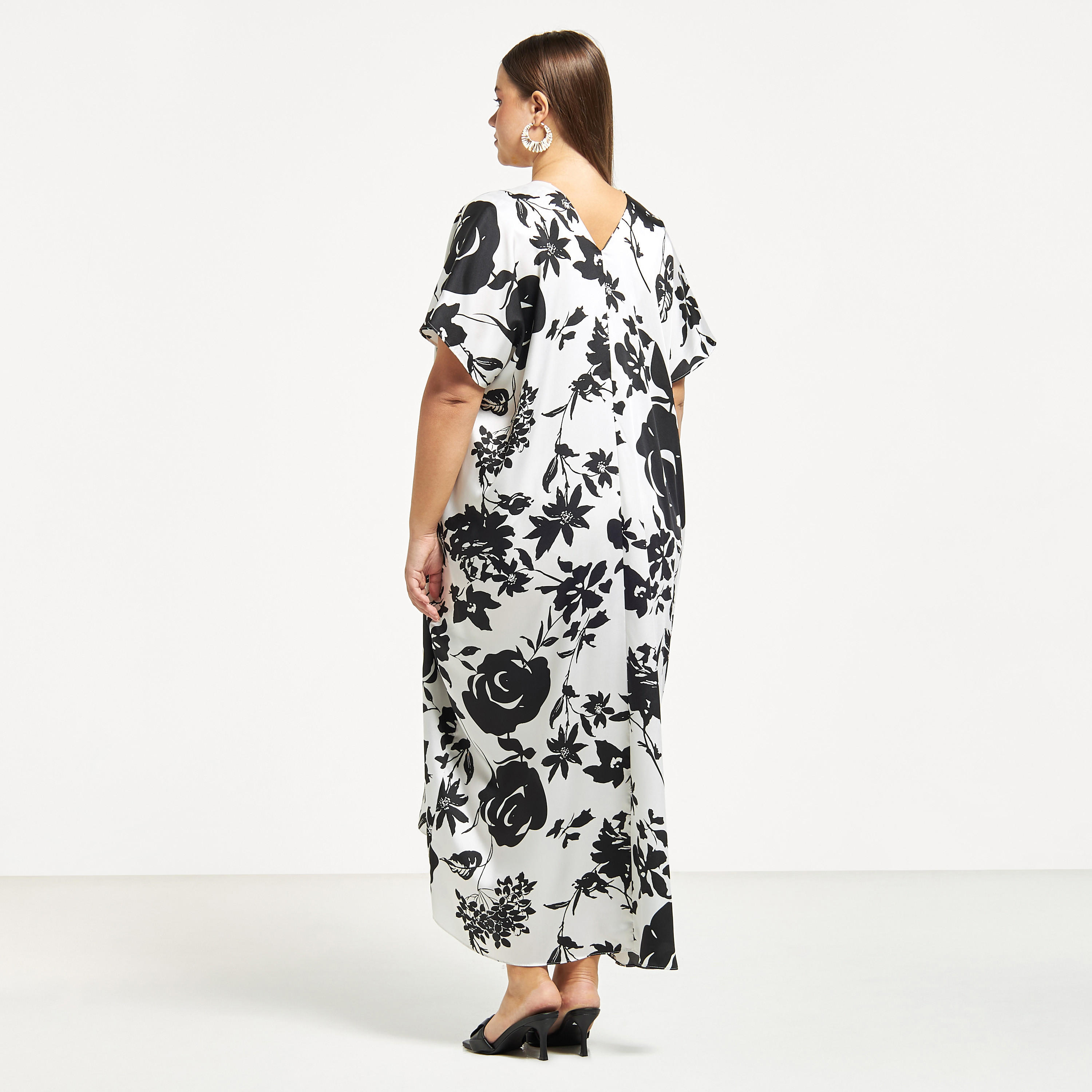 قفطان مقاس كبير بياقة V وجيوب وطبعات زهرية-women-clothing-dresses-image-7