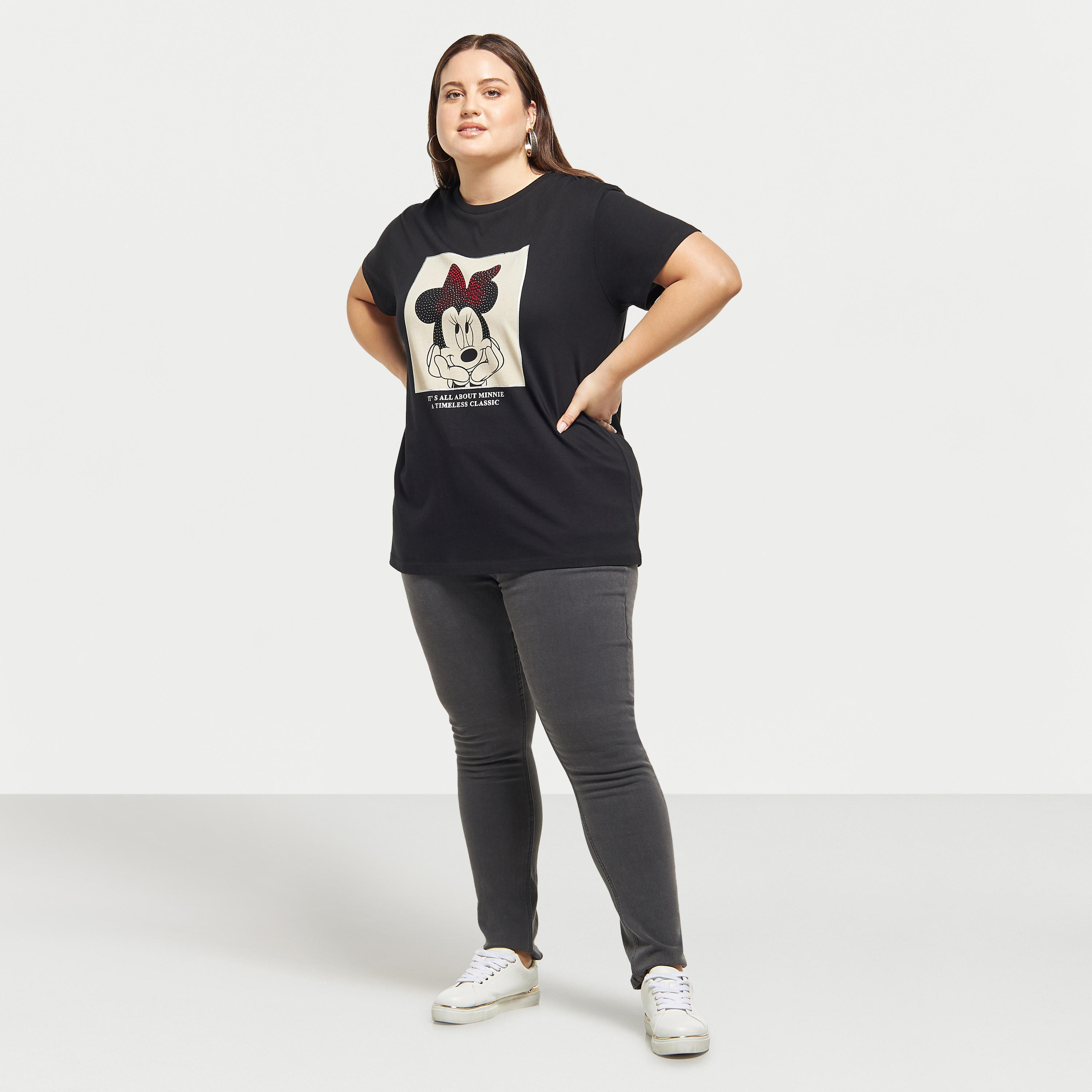 تيشيرت مقاس كبير بياقة ضيّقة وتفاصيل ترتر وطبعات ميني ماوس-women-clothing-tshirts-image-2