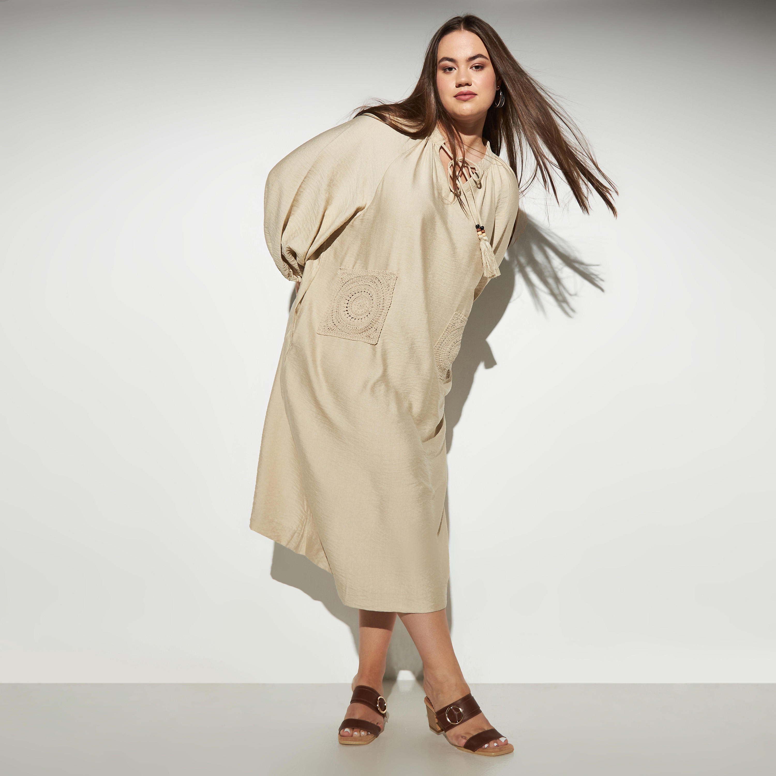 فستان مقاس كبير بتفاصيل كروشيه وأربطة وجيوب-women-clothing-dresses-image-1