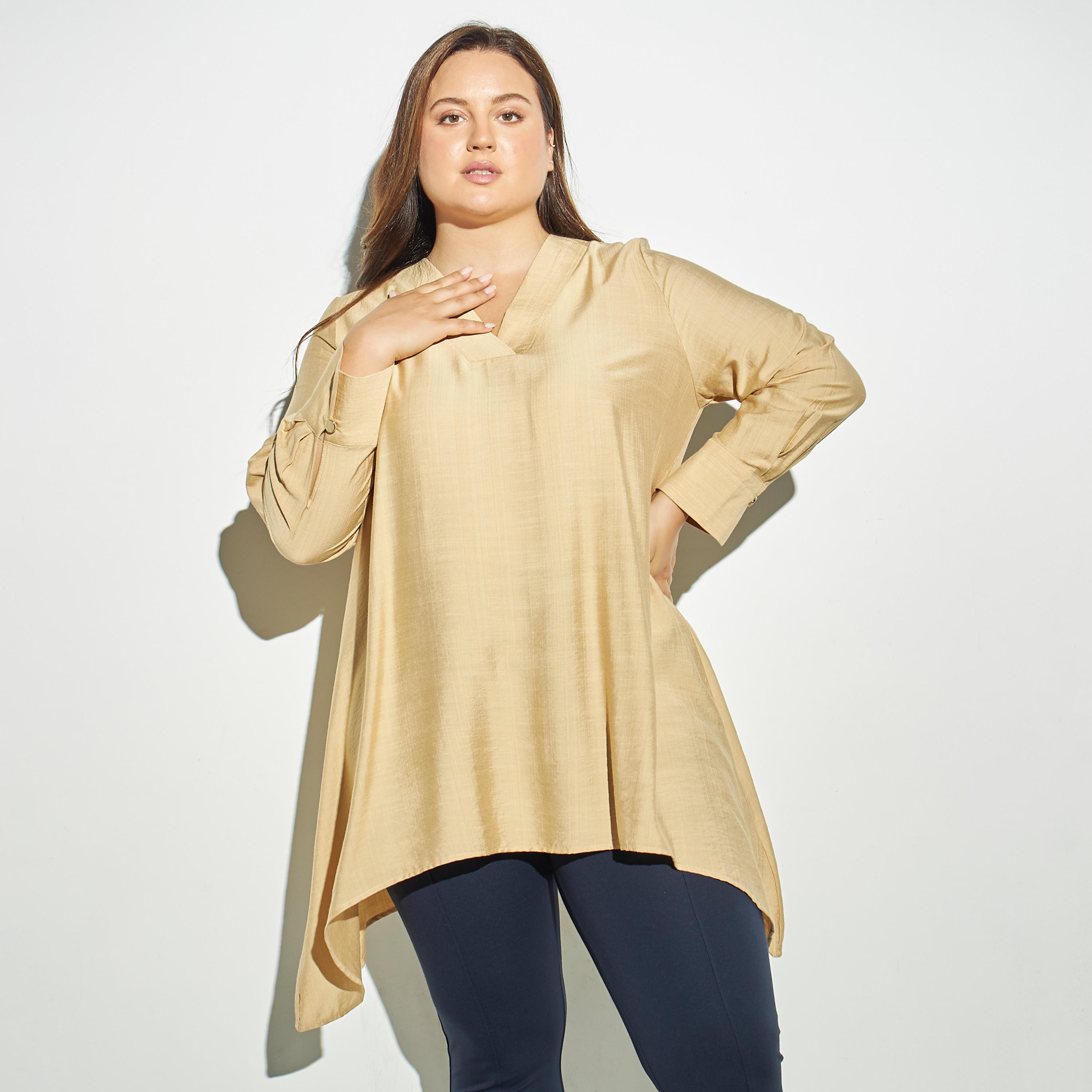 بلوزة سادة فضفاضة بياقة V وحافة غير مستوية وأكمام طويلة-women-clothing-shirtsandblouses-blouses-image-1