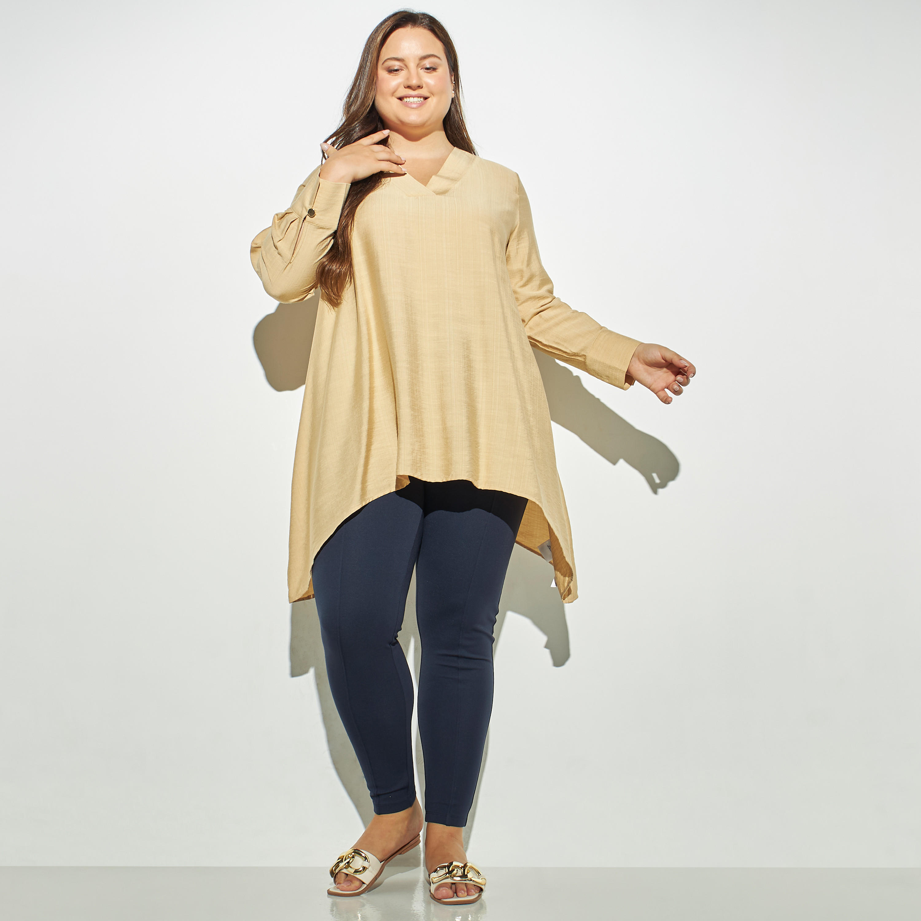 بلوزة سادة فضفاضة بياقة V وحافة غير مستوية وأكمام طويلة-women-clothing-shirtsandblouses-blouses-image-2