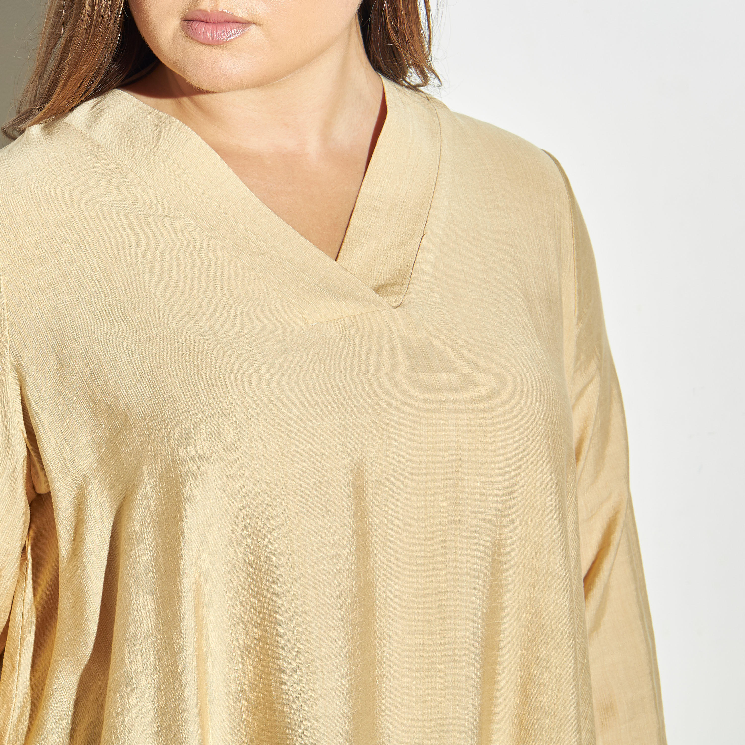 بلوزة سادة فضفاضة بياقة V وحافة غير مستوية وأكمام طويلة-women-clothing-shirtsandblouses-blouses-image-4