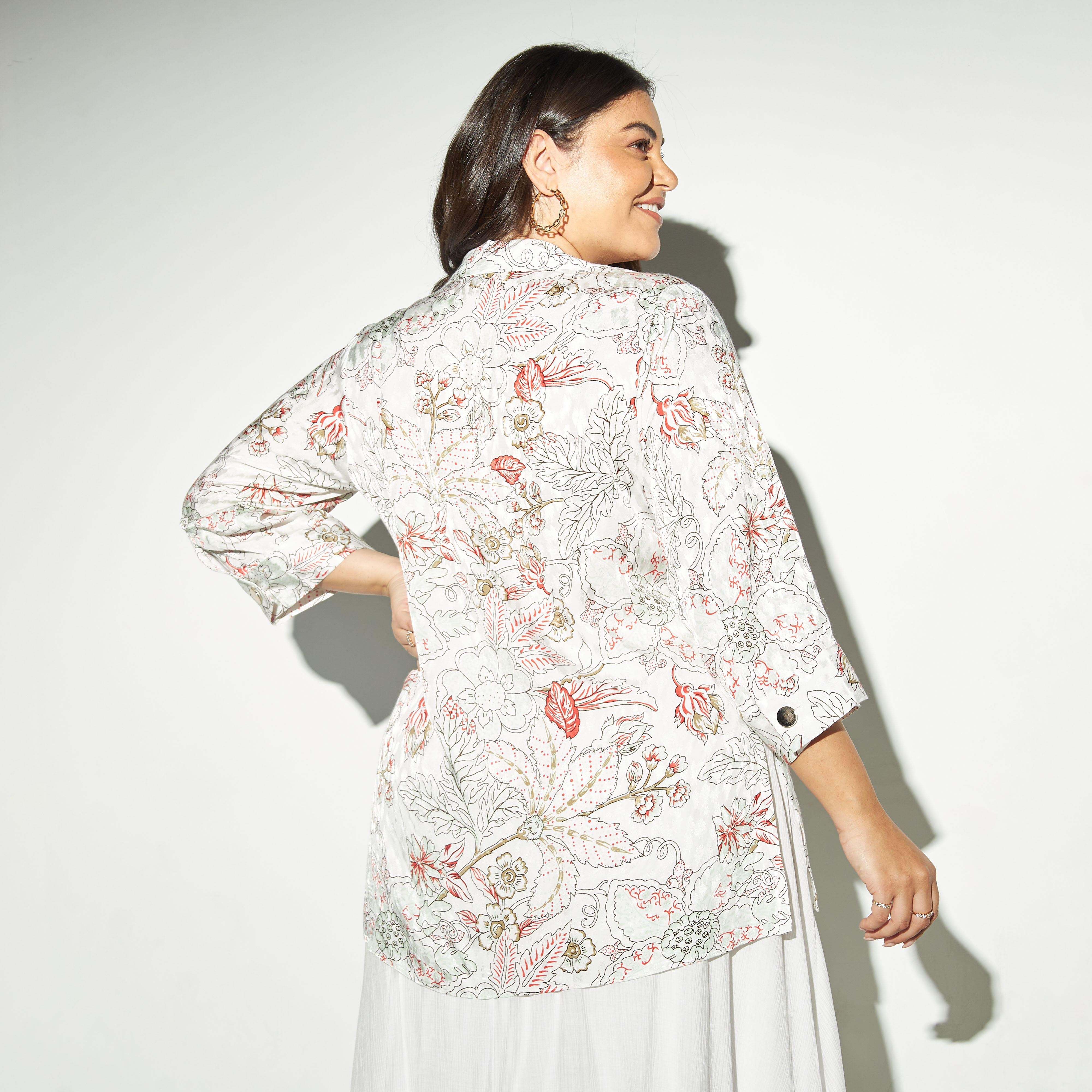 بلوزة ساتان مقاس كبير بأكمام 3/4 بطبعات أزهار-women-clothing-shirtsandblouses-blouses-image-3