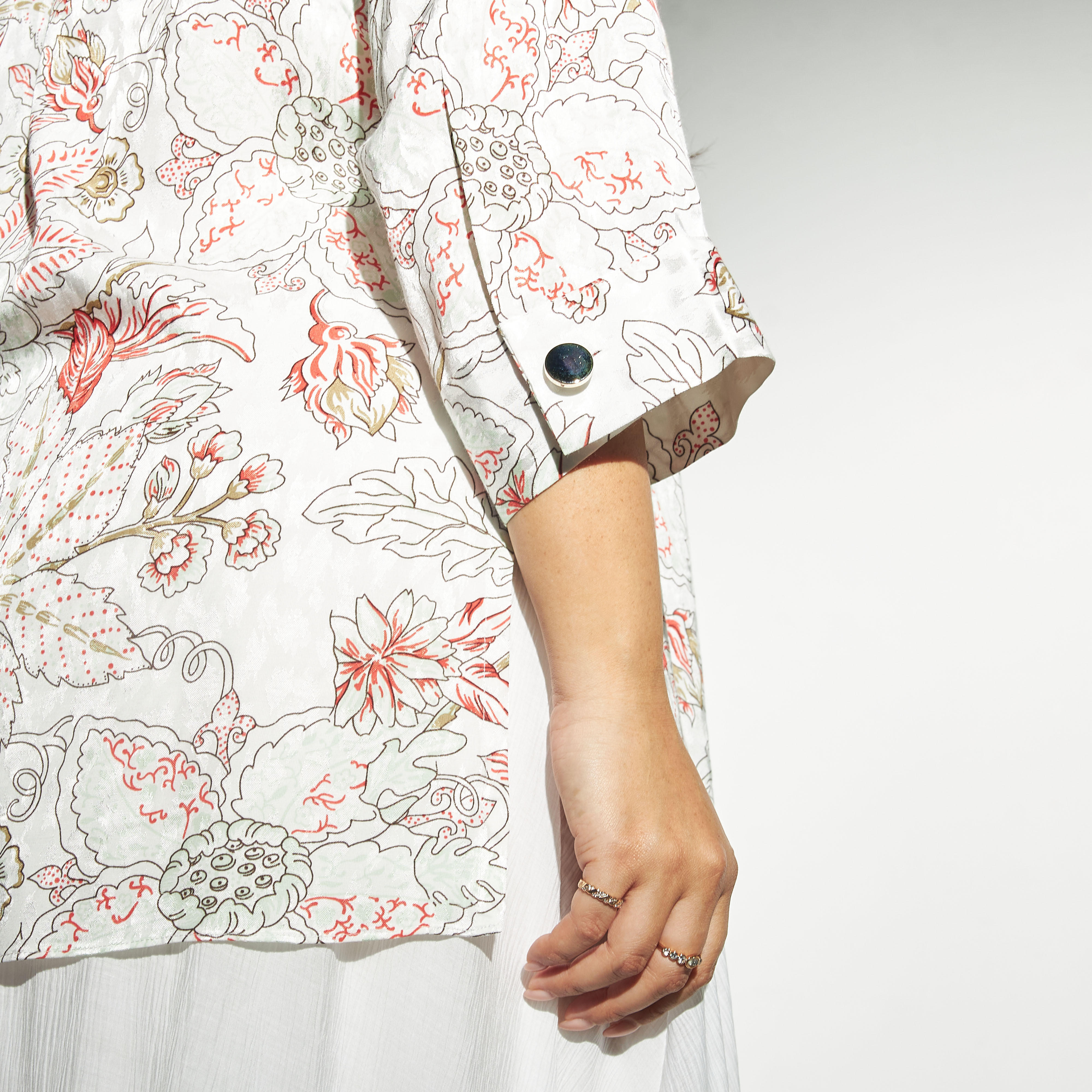 بلوزة ساتان مقاس كبير بأكمام 3/4 بطبعات أزهار-women-clothing-shirtsandblouses-blouses-image-4