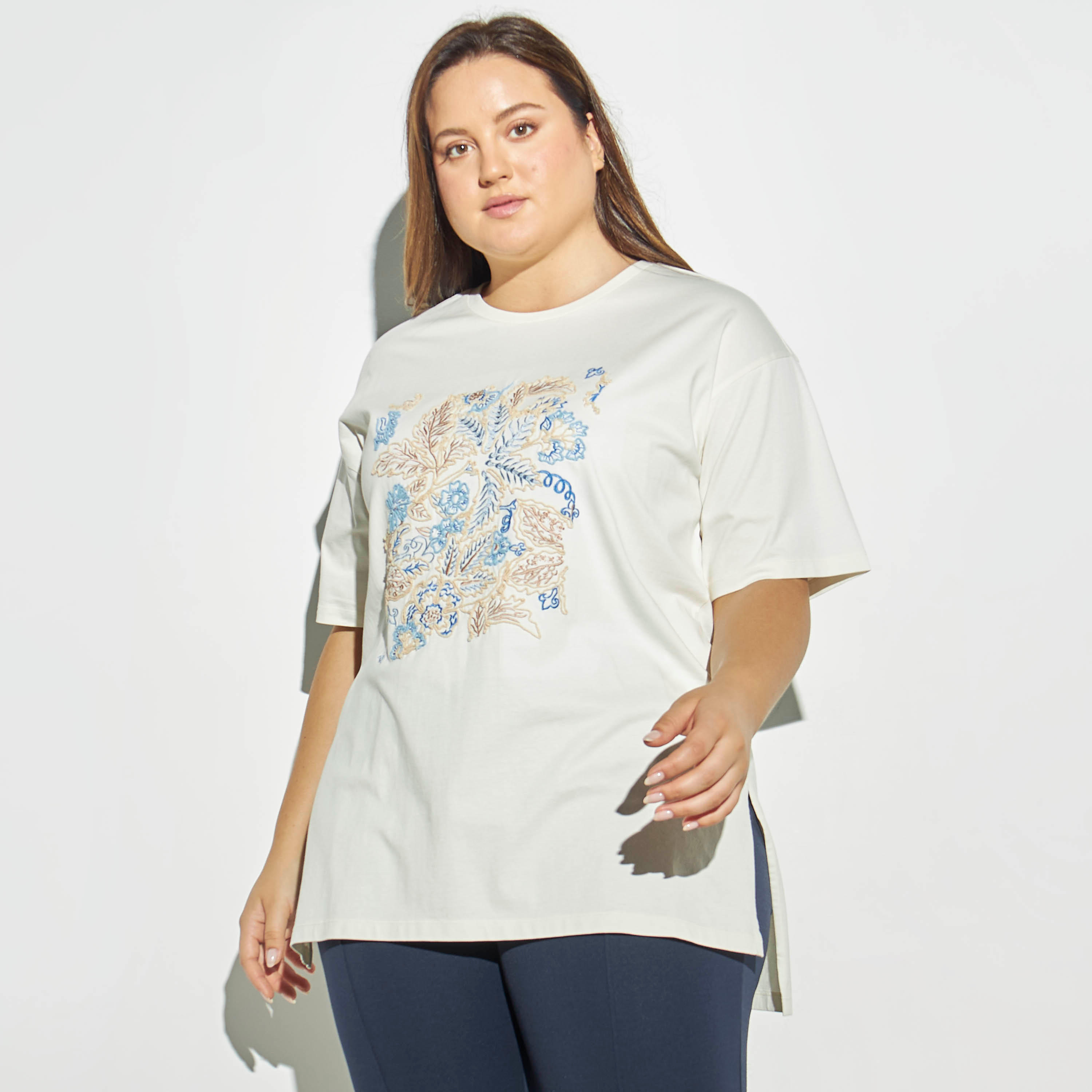 تيشيرت مقاس كبير بتطريز وياقة ضيّقة وأكمام قصيرة-women-clothing-tshirts-image-1