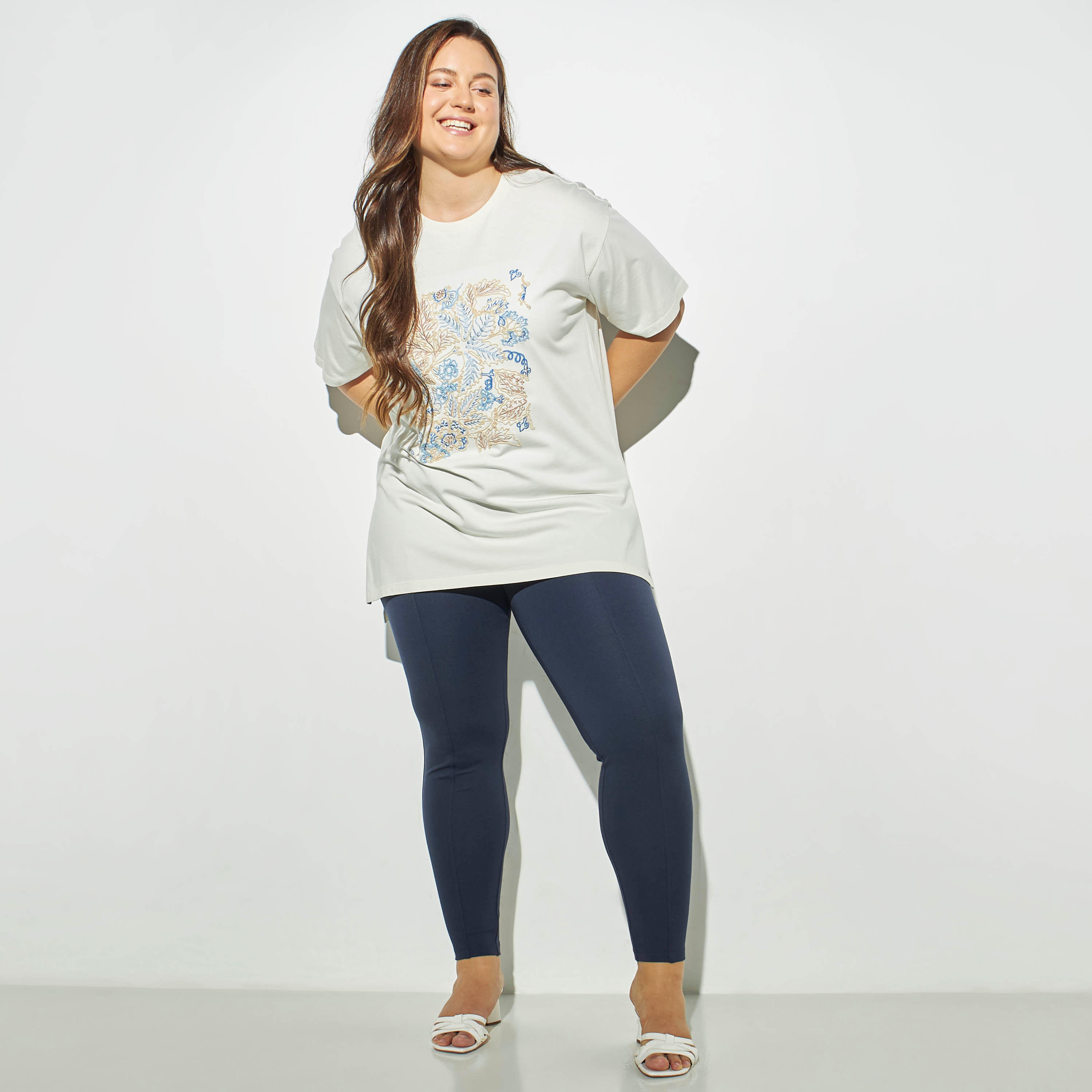 تيشيرت مقاس كبير بتطريز وياقة ضيّقة وأكمام قصيرة-women-clothing-tshirts-image-2