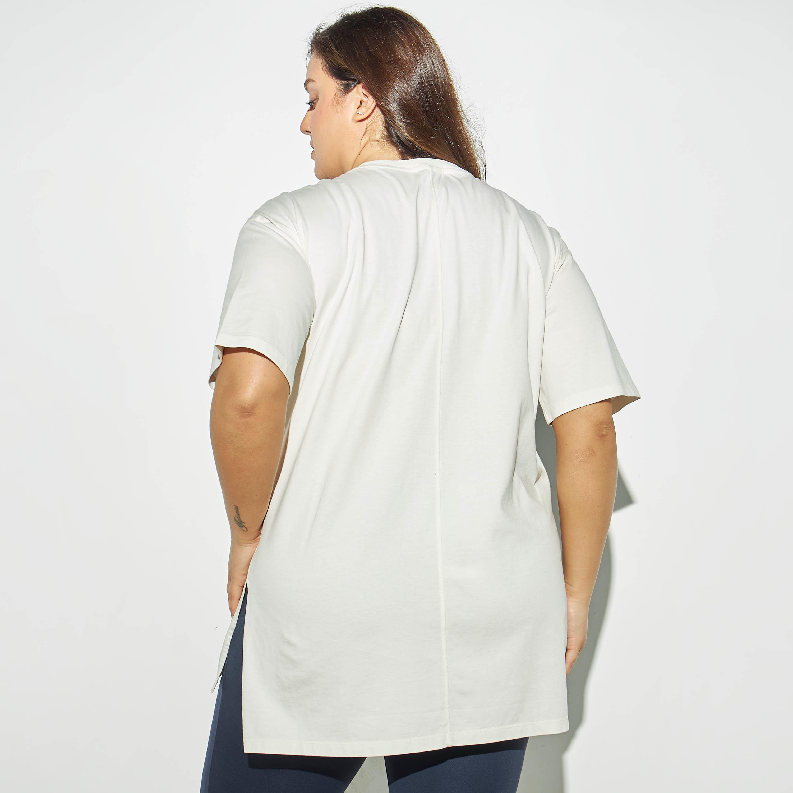 تيشيرت مقاس كبير بتطريز وياقة ضيّقة وأكمام قصيرة-women-clothing-tshirts-image-3