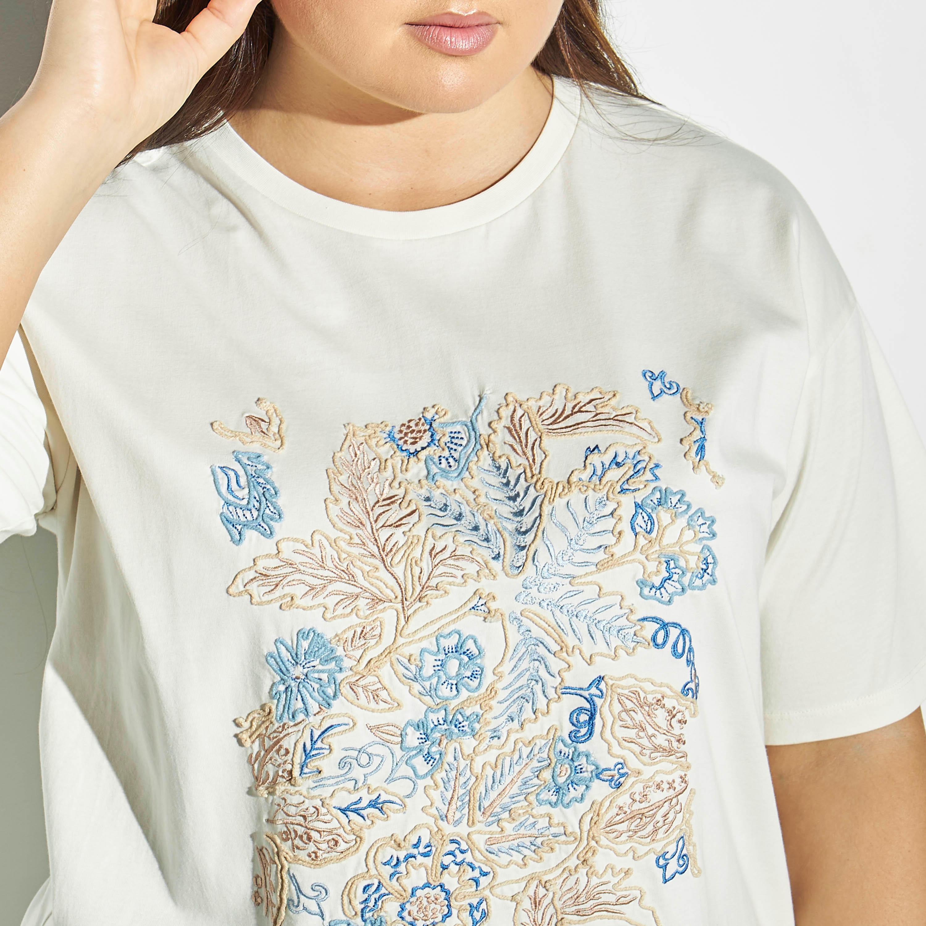 تيشيرت مقاس كبير بتطريز وياقة ضيّقة وأكمام قصيرة-women-clothing-tshirts-image-4