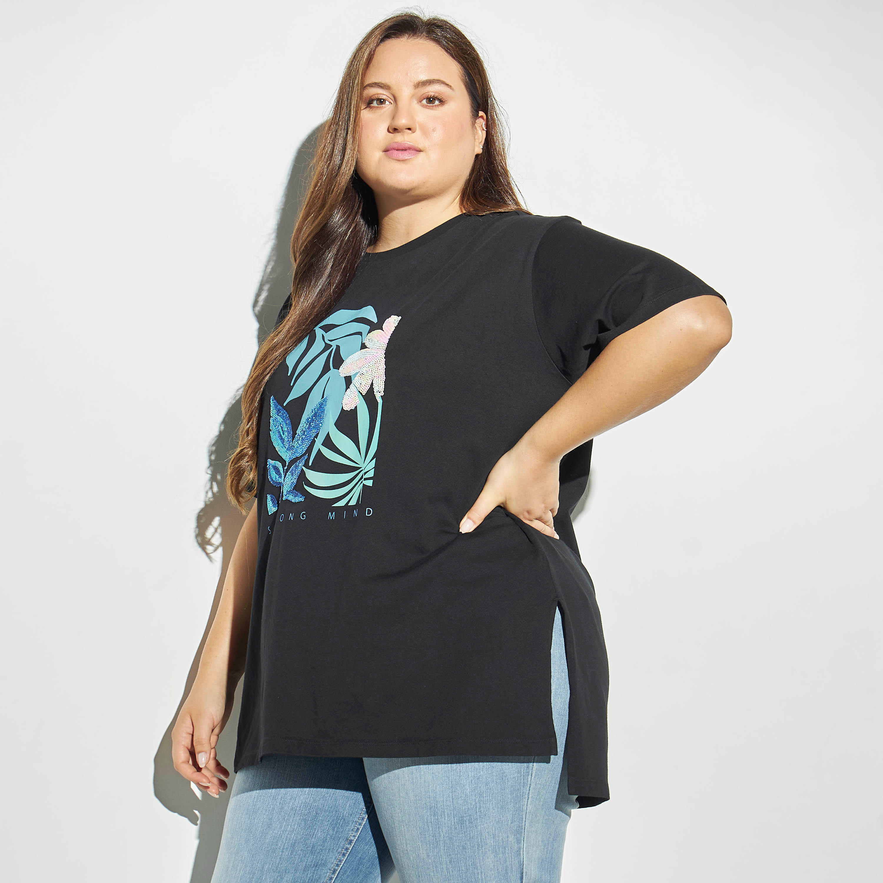 تيشيرت مقاس كبير بياقة ضيّقة وأكمام قصيرة وتزيينات جرافيك-women-clothing-tshirts-image-1