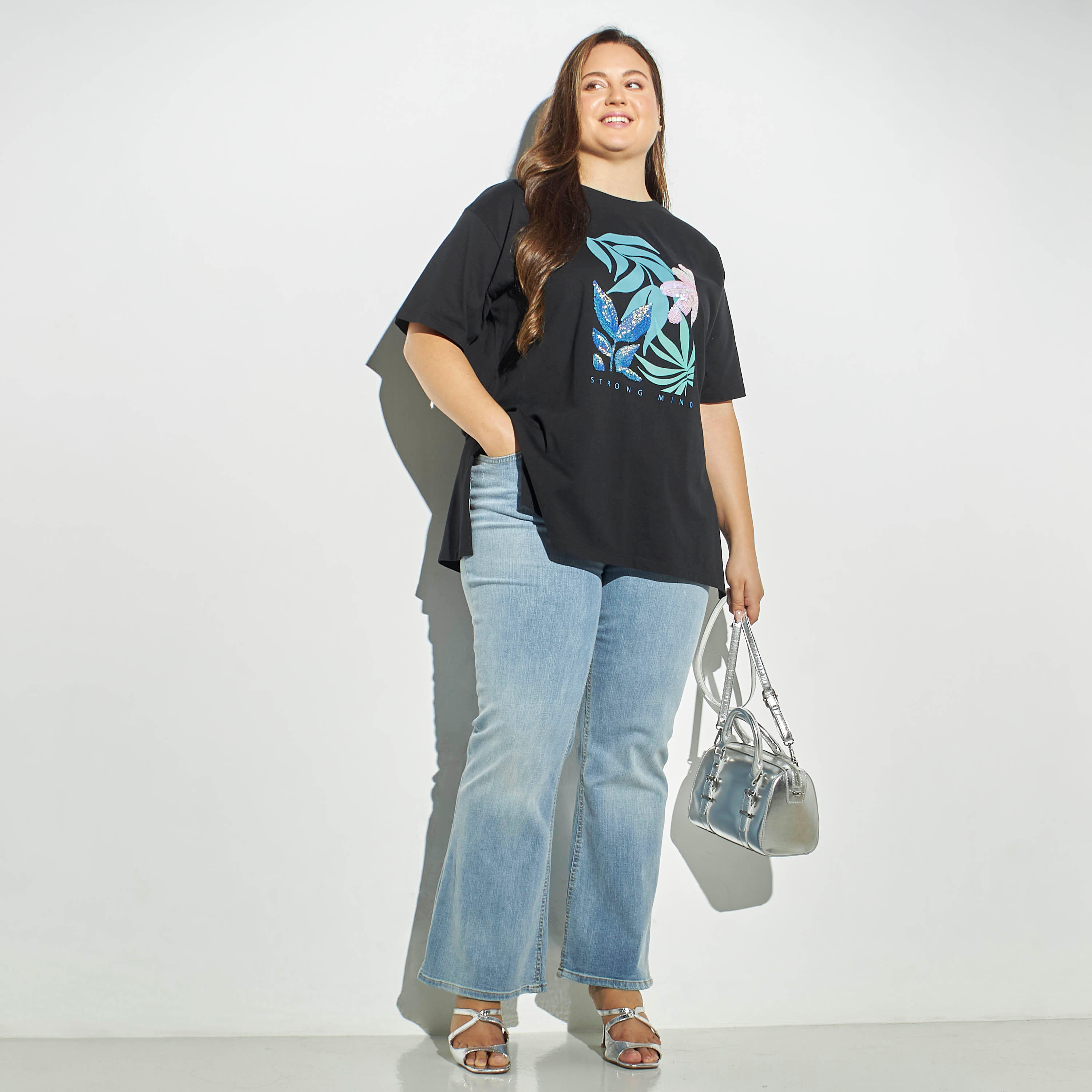 تيشيرت مقاس كبير بياقة ضيّقة وأكمام قصيرة وتزيينات جرافيك-women-clothing-tshirts-image-2