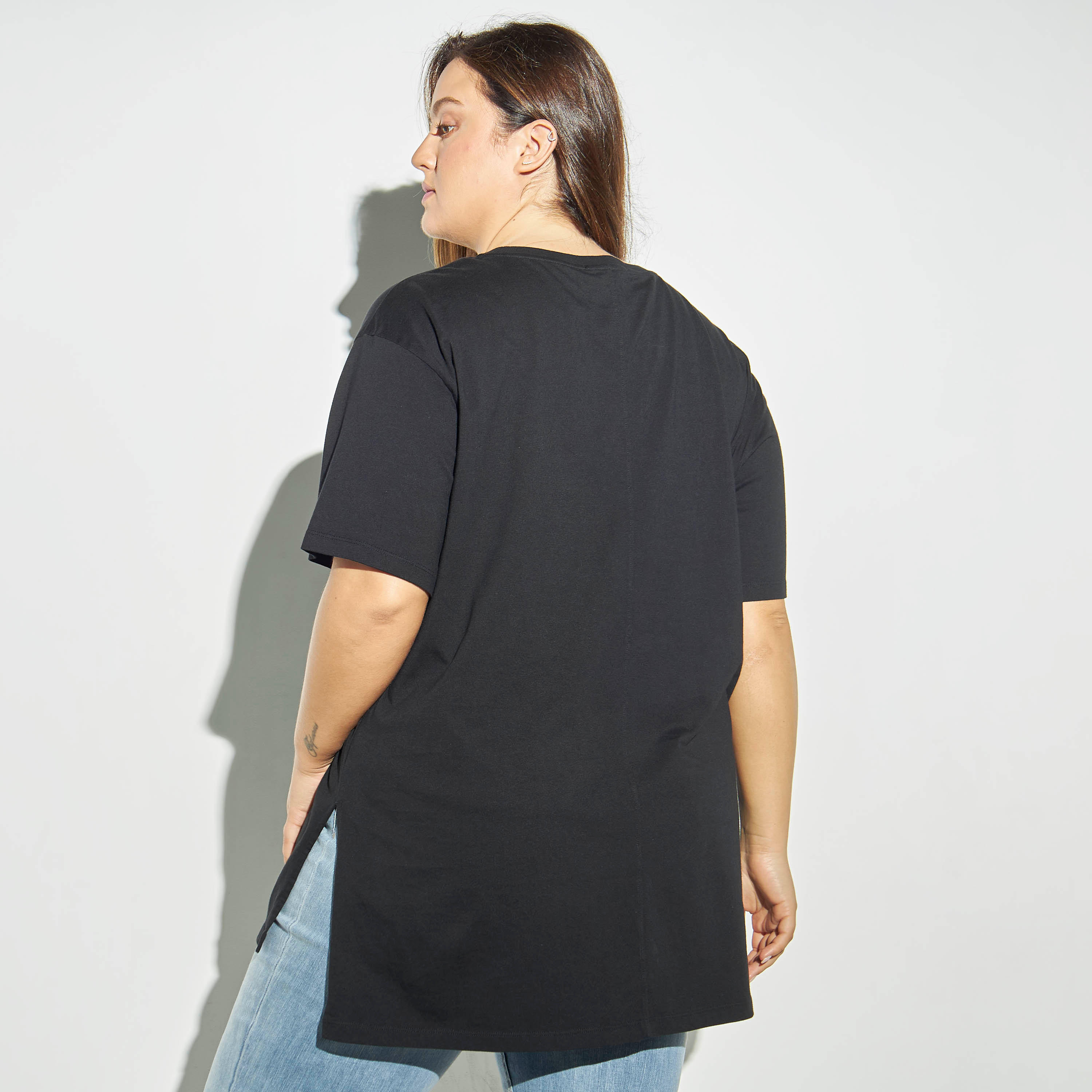 تيشيرت مقاس كبير بياقة ضيّقة وأكمام قصيرة وتزيينات جرافيك-women-clothing-tshirts-image-3