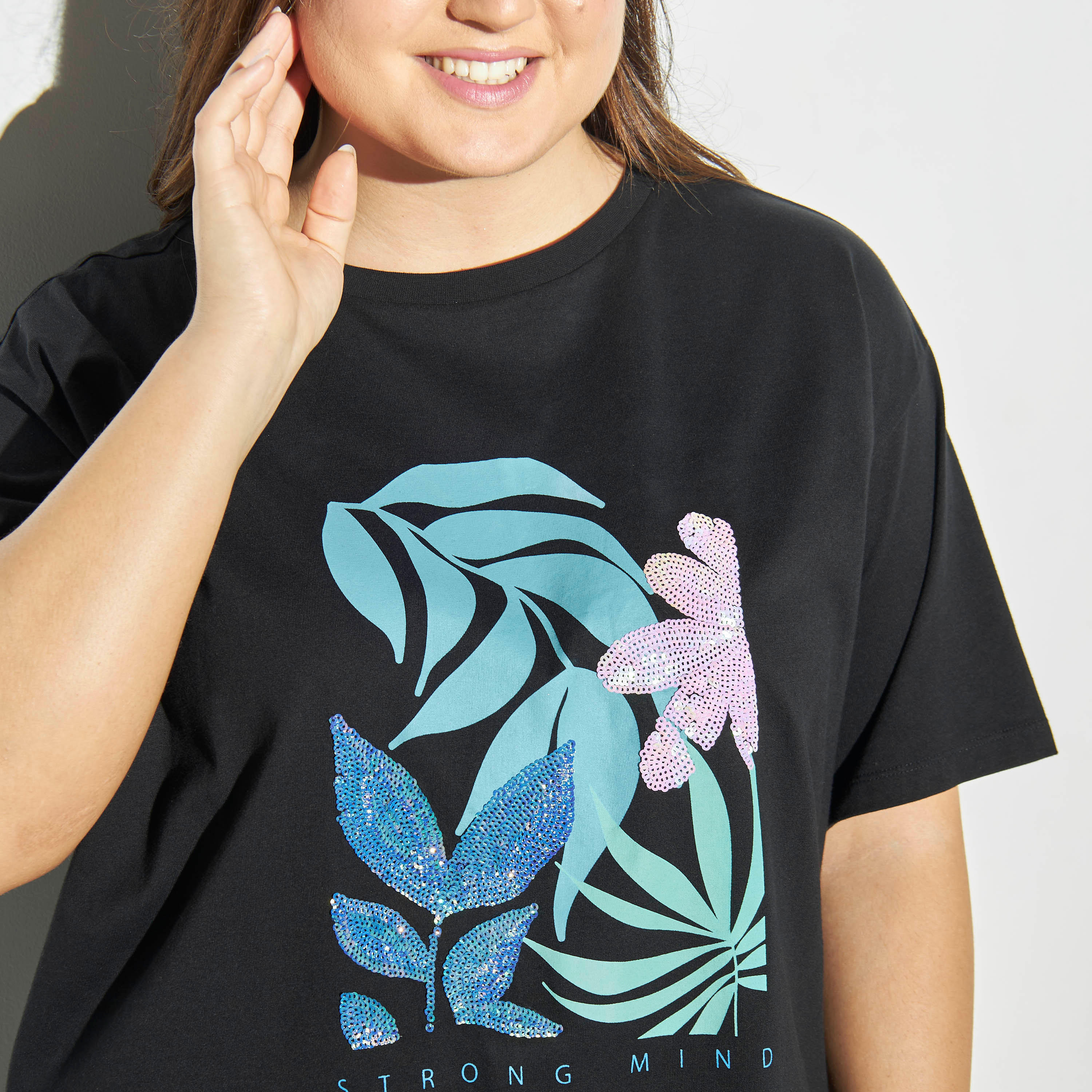 تيشيرت مقاس كبير بياقة ضيّقة وأكمام قصيرة وتزيينات جرافيك-women-clothing-tshirts-image-4