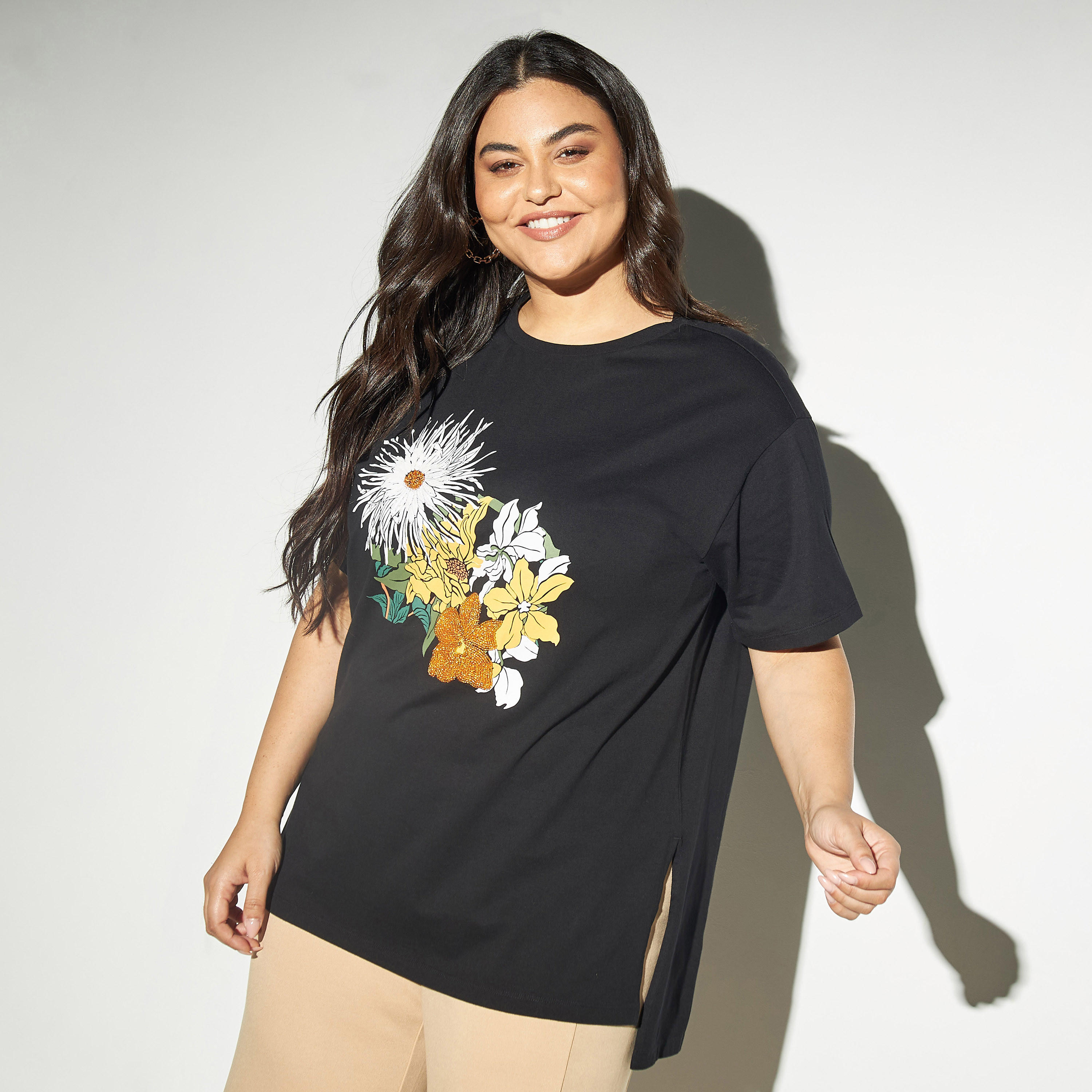 تيشيرت مزيّن بياقة مستديرة وأكمام قصيرة-women-clothing-tshirts-image-1