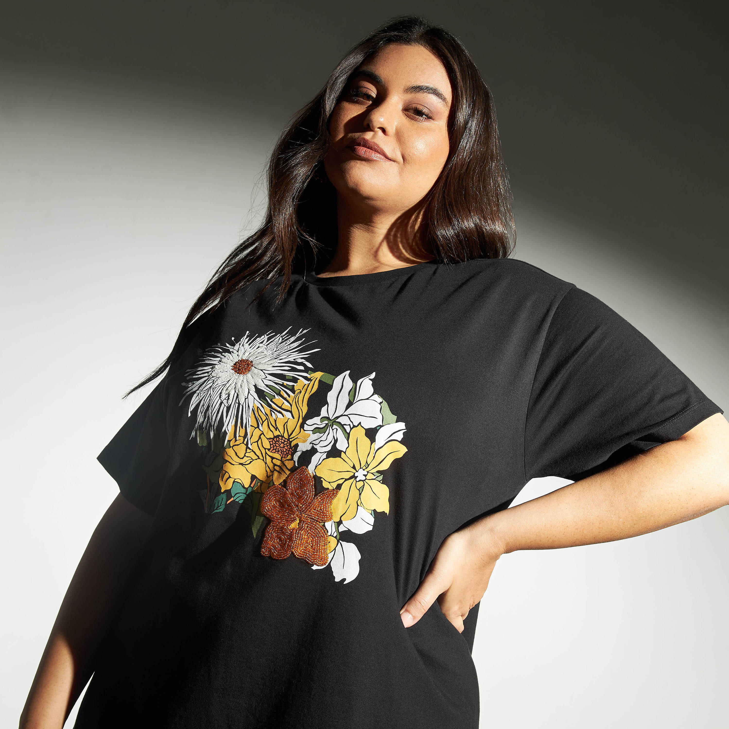 تيشيرت مزيّن بياقة مستديرة وأكمام قصيرة-women-clothing-tshirts-image-4