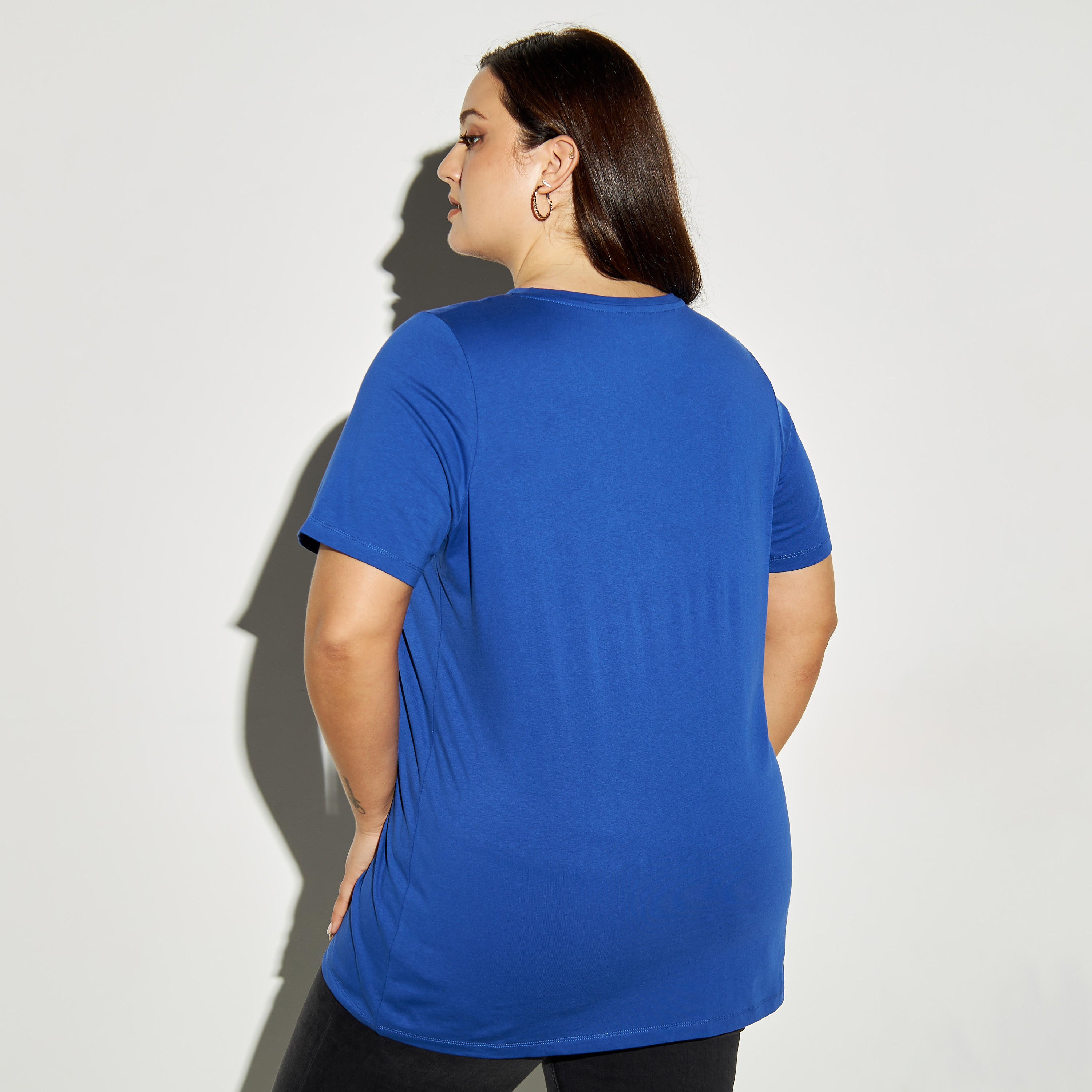 تيشيرت مقاس كبير بياقة مستديرة وطبعات ميكي ماوس-women-clothing-tshirts-image-1
