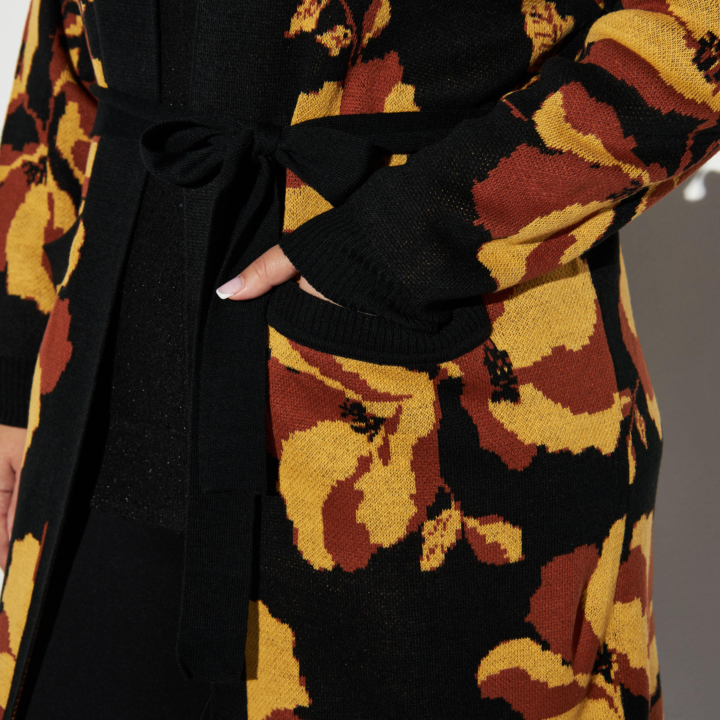 كارديجان بارز الملمس مقاس كبير بتصميم أزهار وجيوب وحزام ربط-women-winterwear-cardigansandjumpers-cardigans-image-4