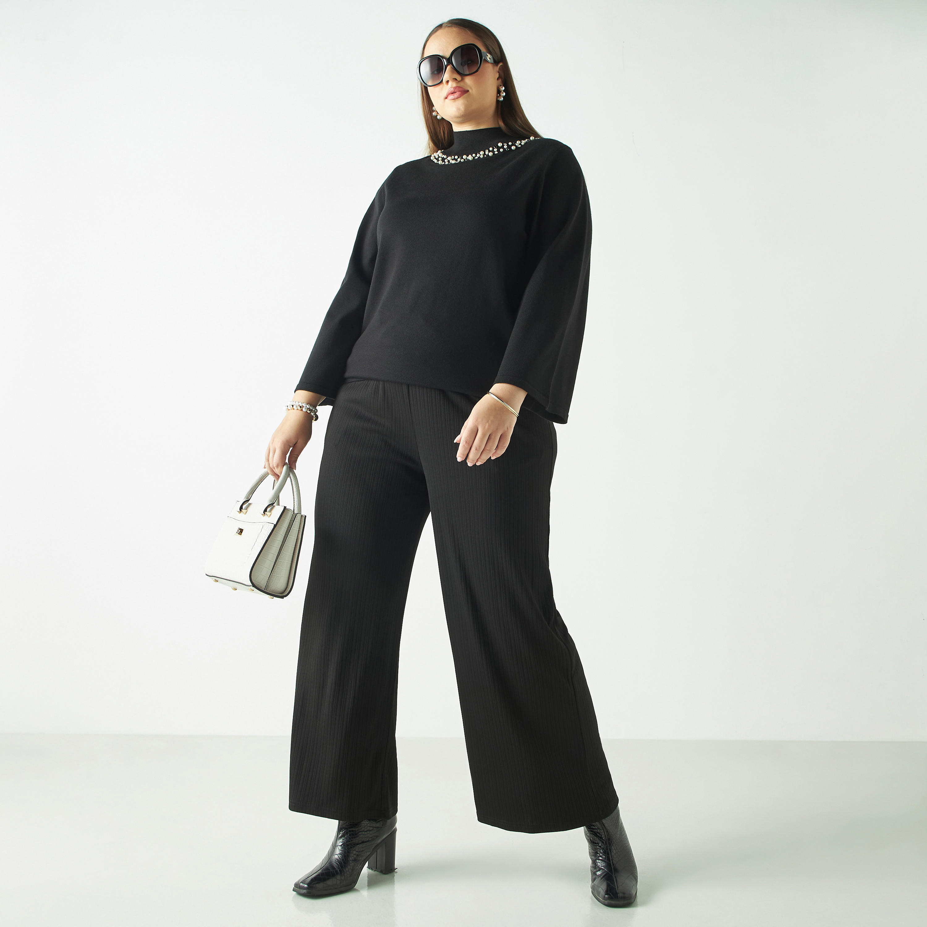 كنزة مزيّنة بياقة عالية وأكمام واسعة-women-winterwear-cardigansandjumpers-cardigans-image-2