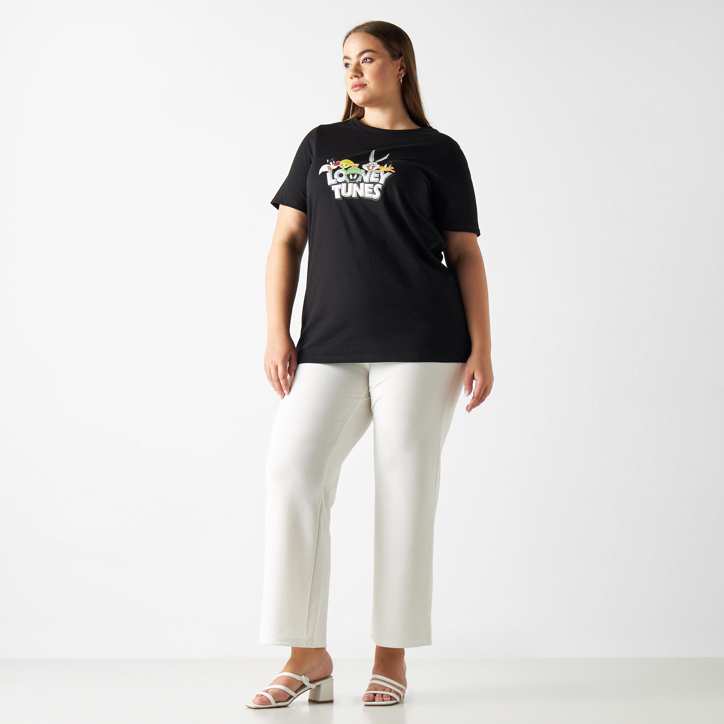 تيشيرت مقاس كبير بأكمام قصيرة وطبعات لوني تيونز-women-clothing-tshirts-image-2