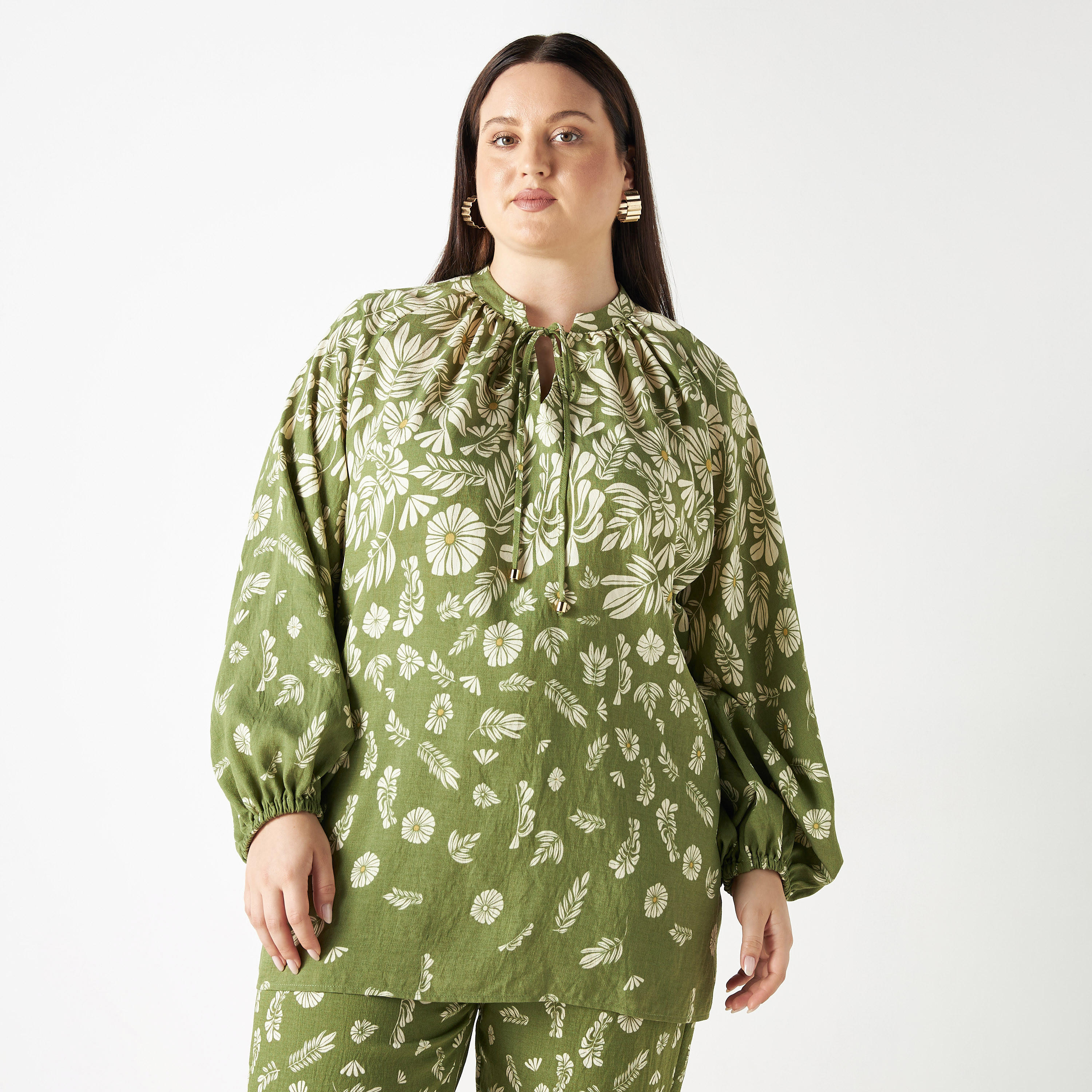 بلوزة مقاس كبير بأكمام منفوخة وطبعات أزهار وأربطة-women-clothing-shirtsandblouses-blouses-image-1