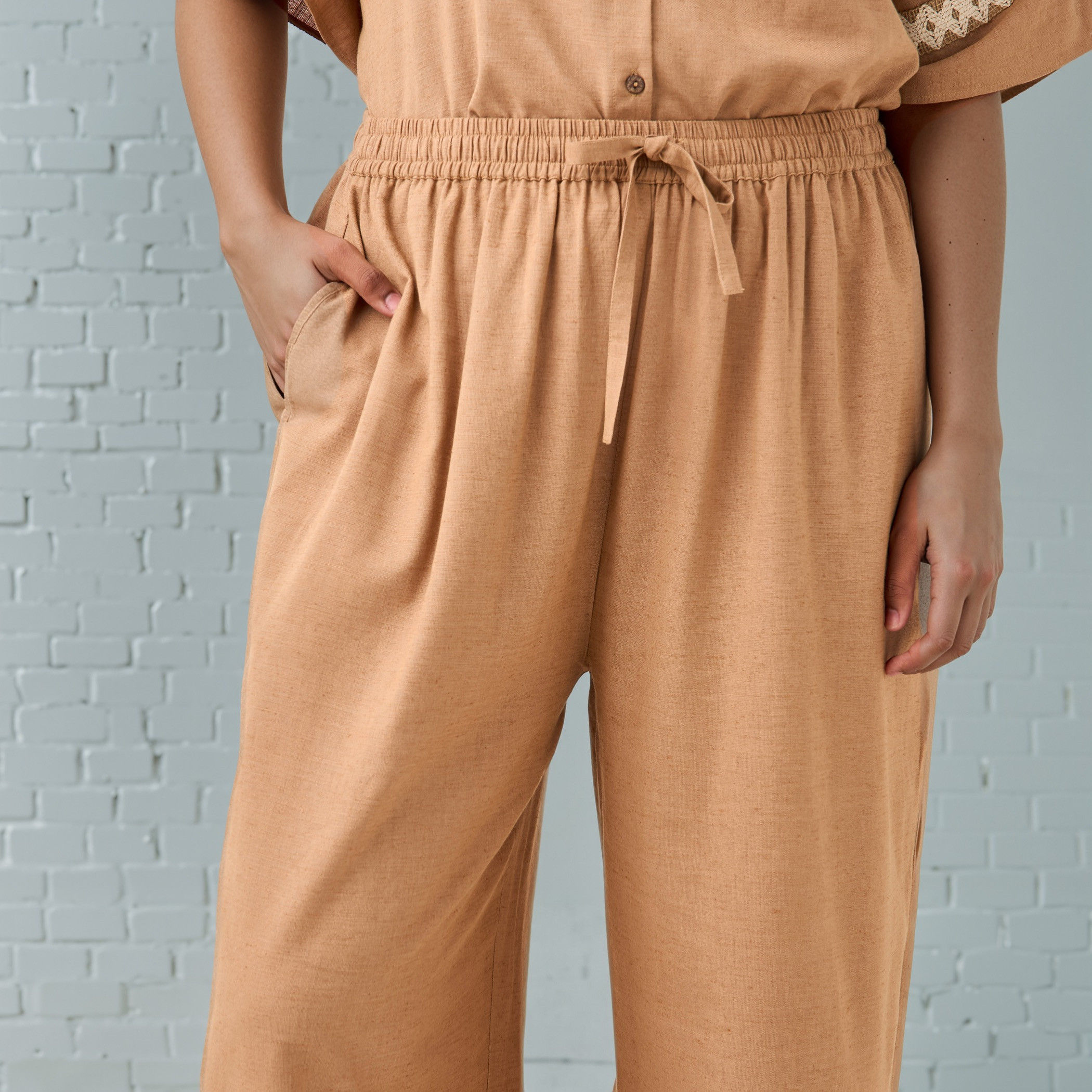 بنطلون واسع الساقين بتفاصيل دانتيل وجيوب مقاس كبير من أولا بوبكين-women-clothing-trousers-image-4
