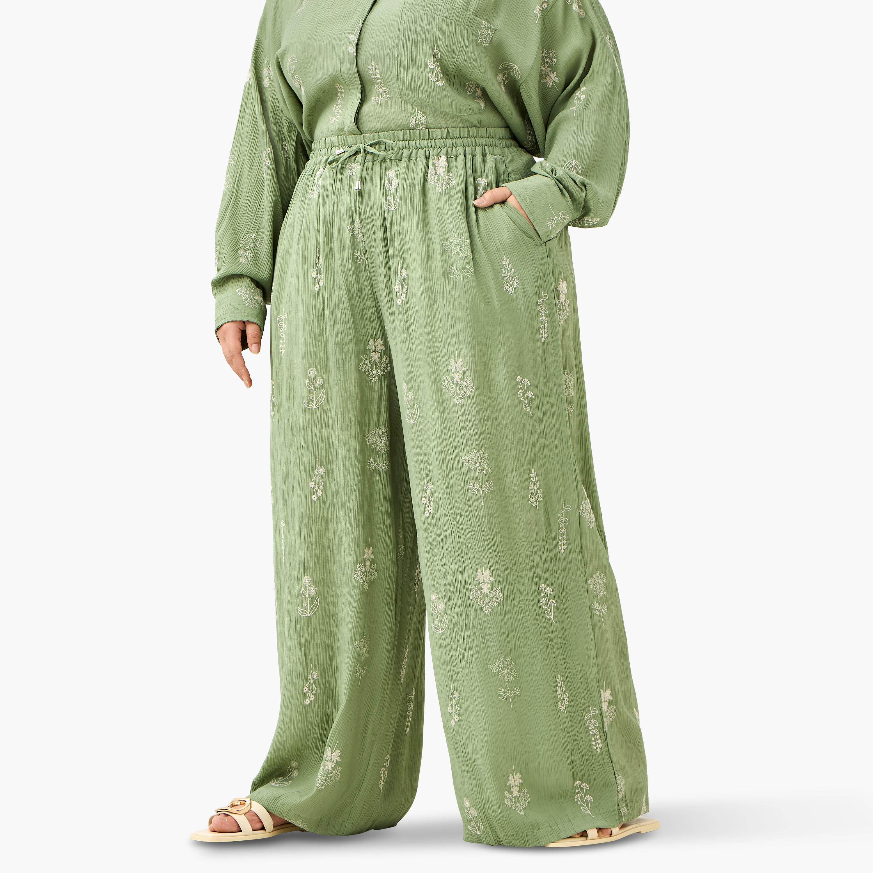 بنطلون أولا بوبكن مطرز بقصة عادية وخصر مرن - مقاسات كبيرة-women-clothing-bottoms-trousers-image-1