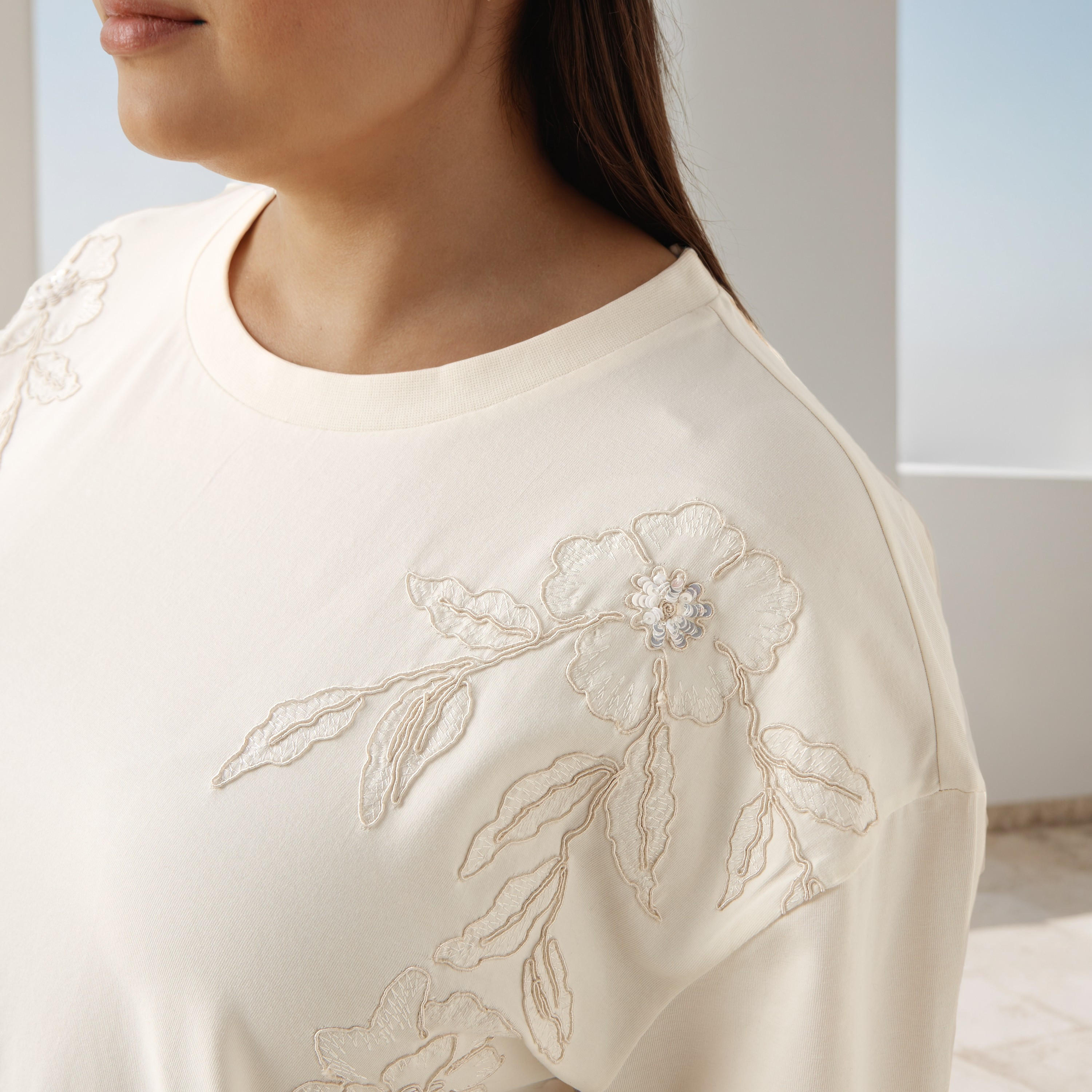 تيشيرت بتطريزات زهرية مقاس كبير من أولا بوبكين-women-clothing-tshirts-image-2