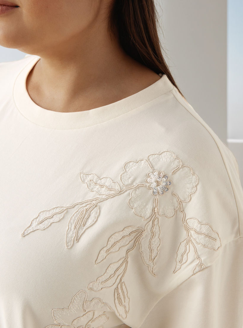 تيشيرت بتطريزات زهرية مقاس كبير من أولا بوبكين-women-clothing-tshirts-image-4