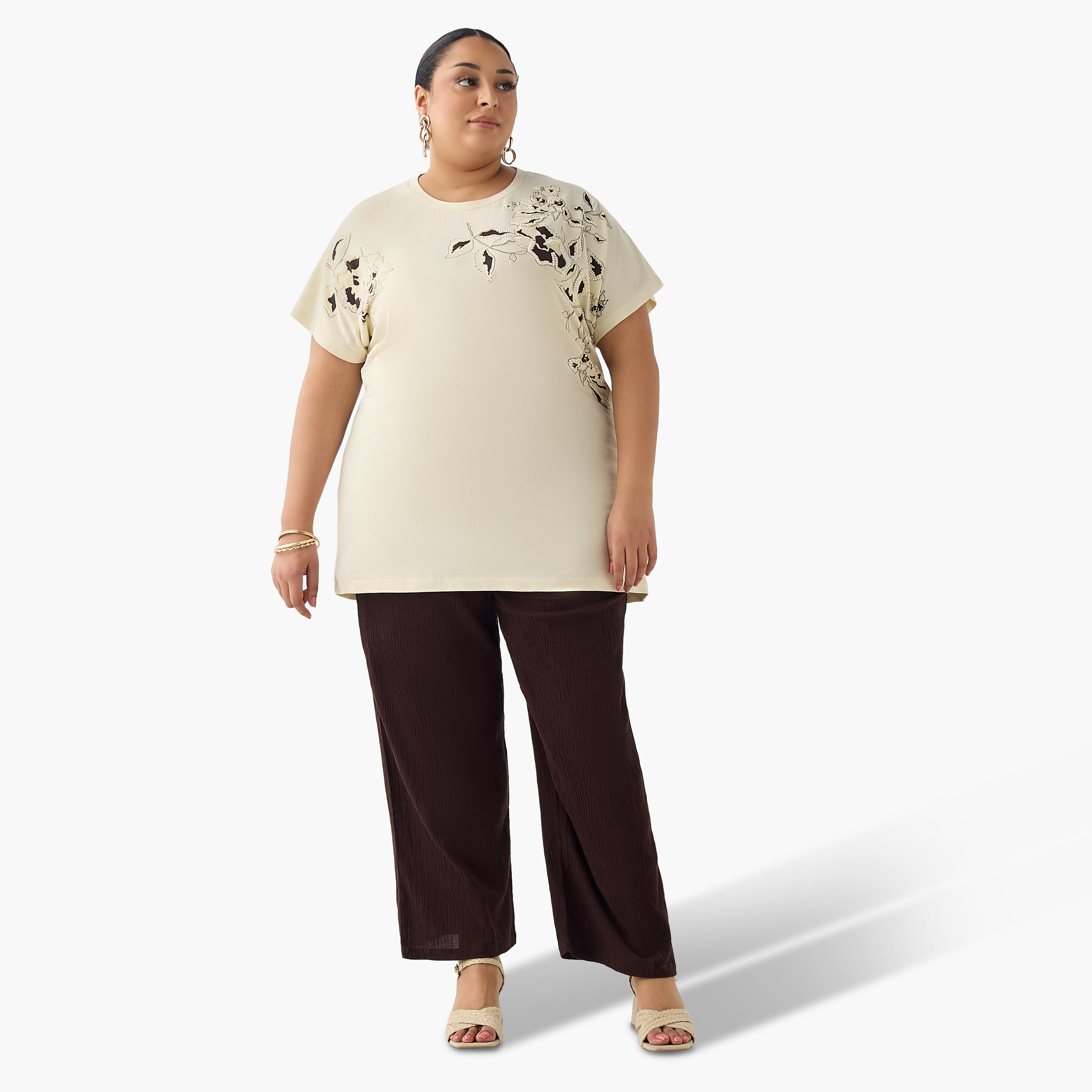 تيشيرت بقصّة مريحة بتفاصيل مزيّنة زهرية من أولا بوبكن-women-clothing-tshirts-image-5
