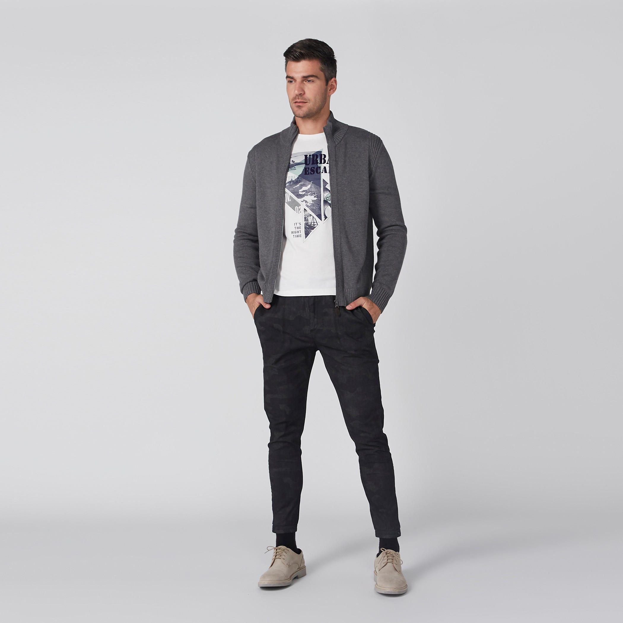 بنطال بجيوب وطبعات مموّهة-men-clothing-bottoms-trousersandchinos-trousers-image-2