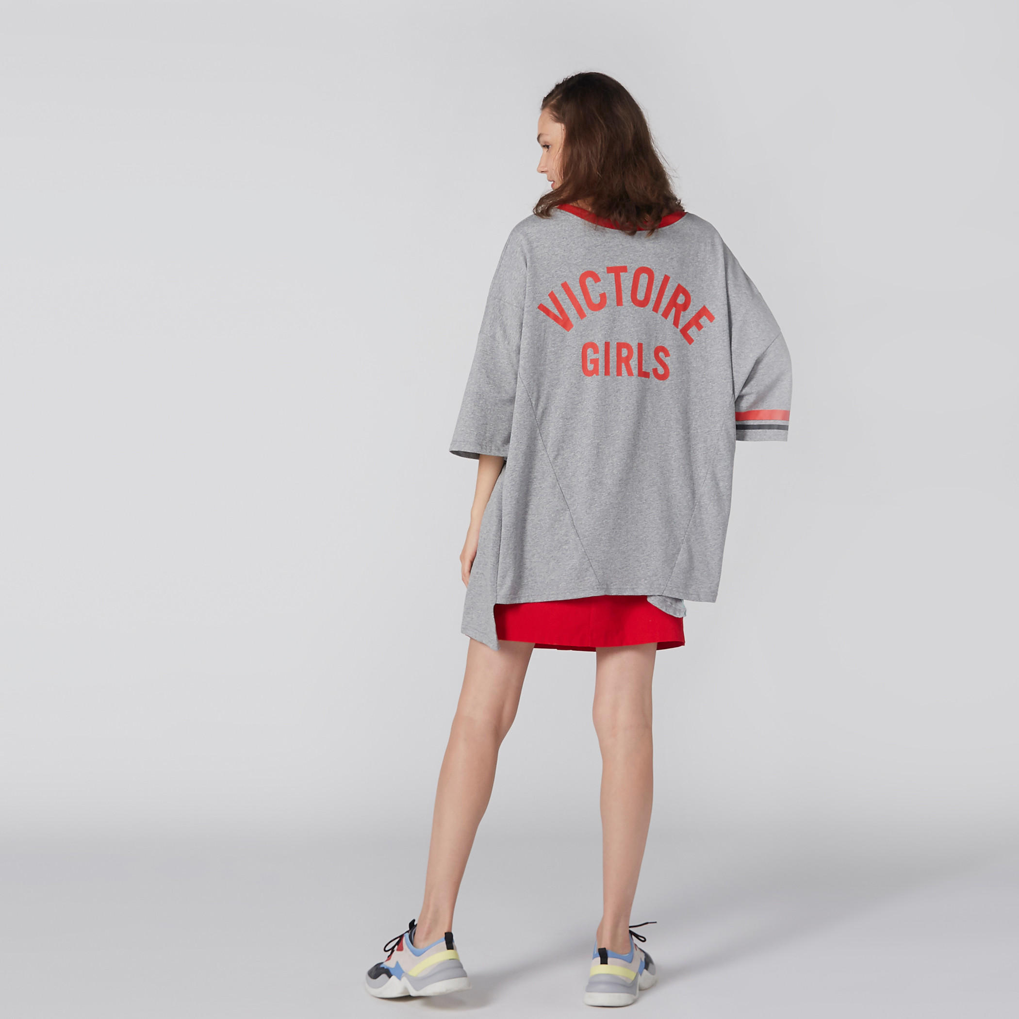 تيشيرت فضفاض بياقة مستديرة وأكمام واسعة وطبعات-women-clothing-tshirts-image-4