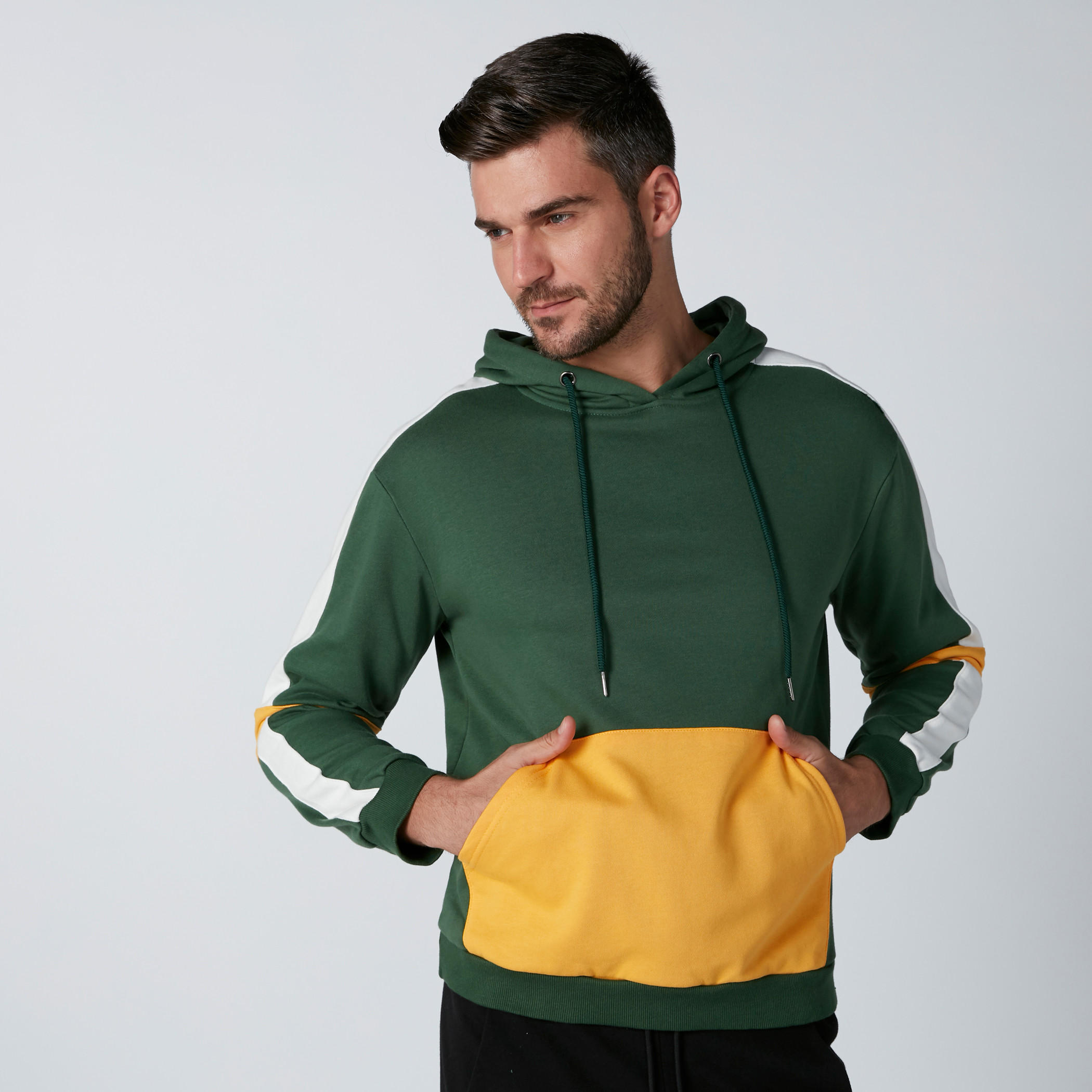 سويت شيرت بقبّعة وأكمام طويلة وجيوب كانجارو-men-winterwear-hoodiesandsweatshirts-image-1