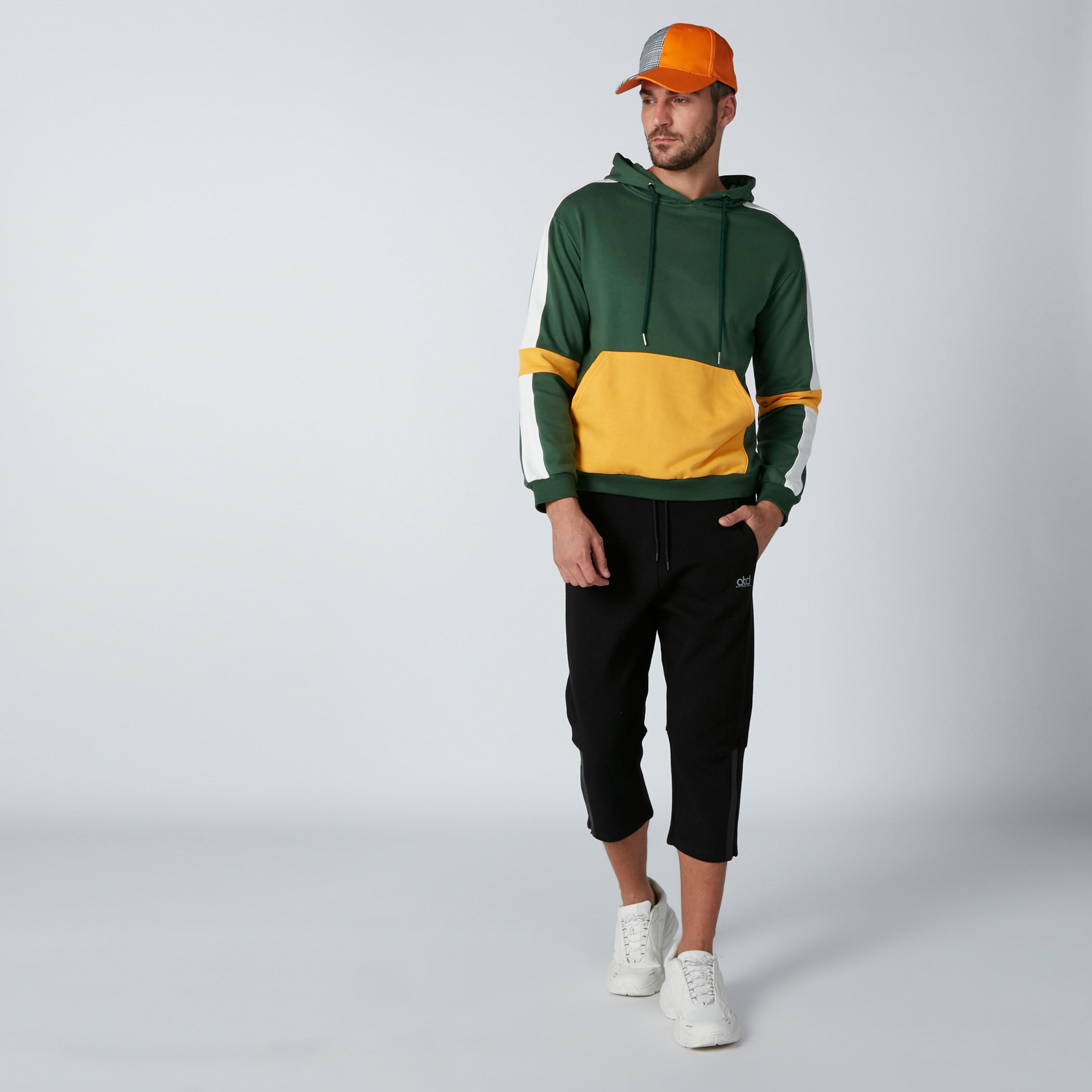 سويت شيرت بقبّعة وأكمام طويلة وجيوب كانجارو-men-winterwear-hoodiesandsweatshirts-image-2