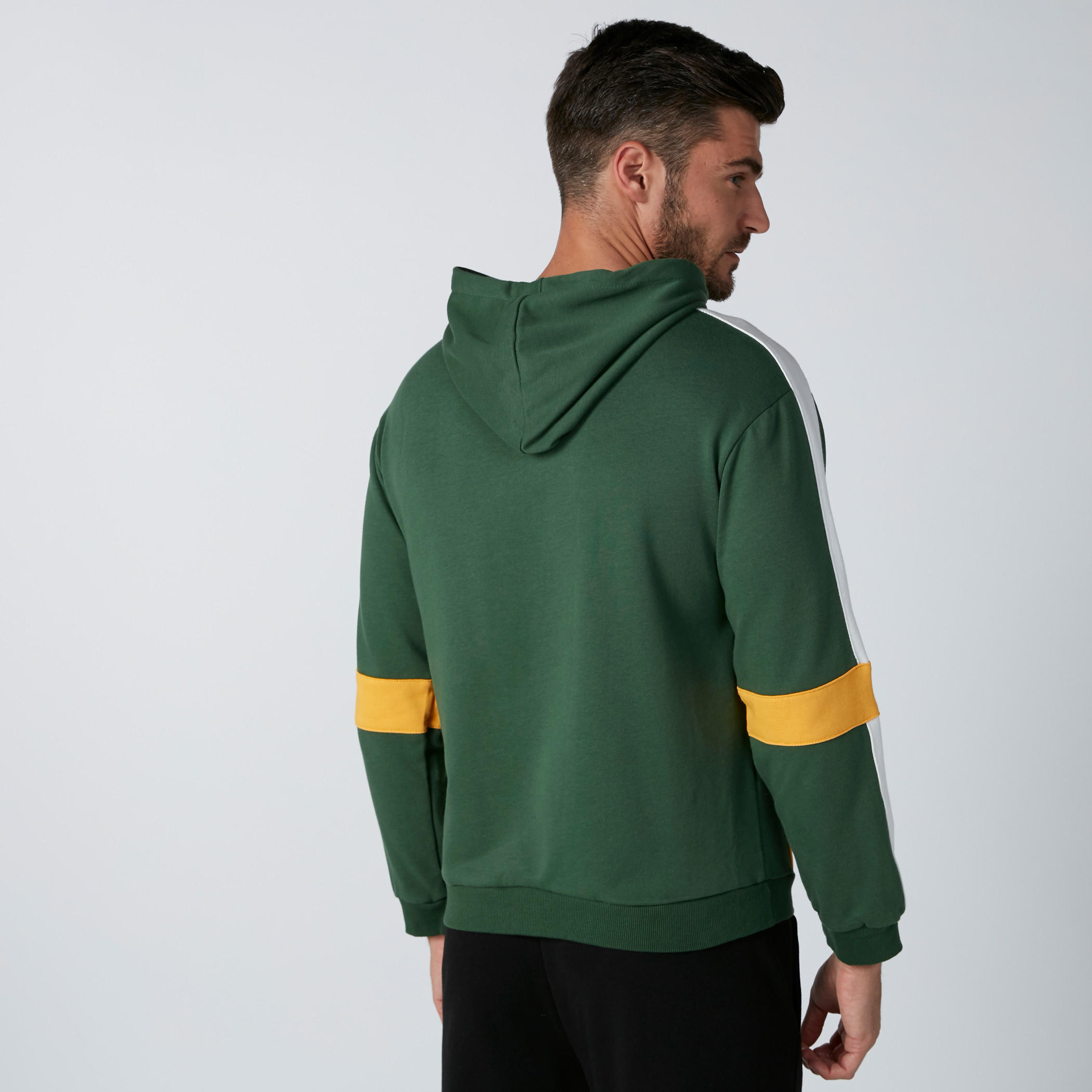 سويت شيرت بقبّعة وأكمام طويلة وجيوب كانجارو-men-winterwear-hoodiesandsweatshirts-image-3