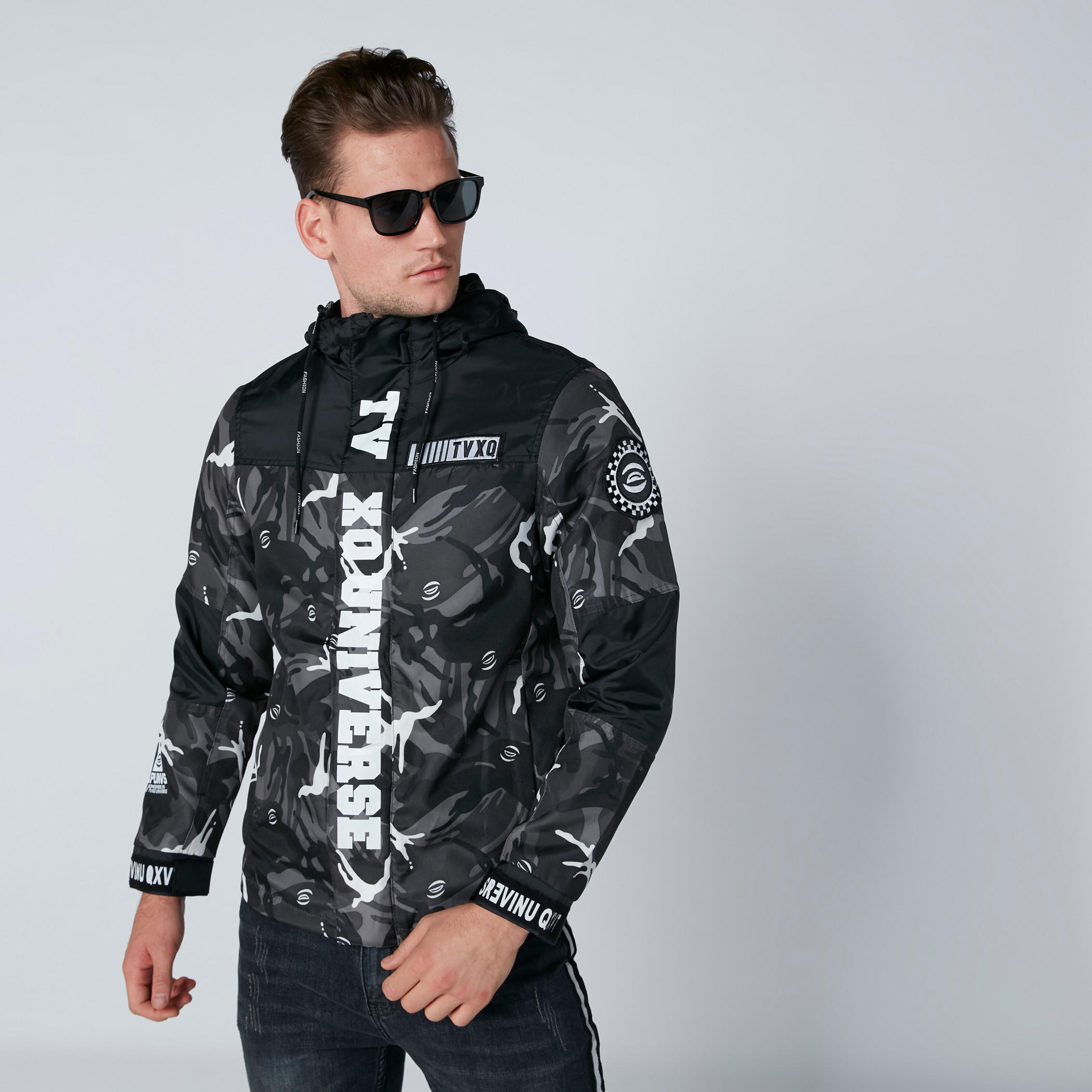 جاكيت بقبعة وأكمام طويلة وطبعات-men-clothing-jacketsandblazers-jackets-image-1
