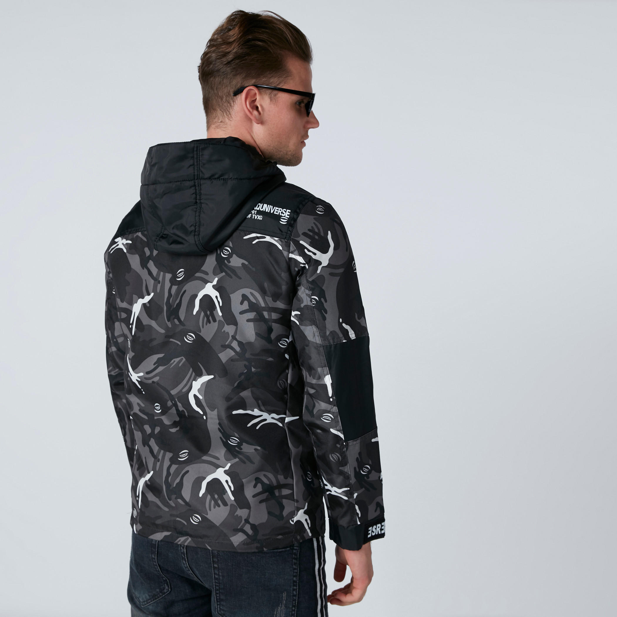 جاكيت بقبعة وأكمام طويلة وطبعات-men-clothing-jacketsandblazers-jackets-image-2