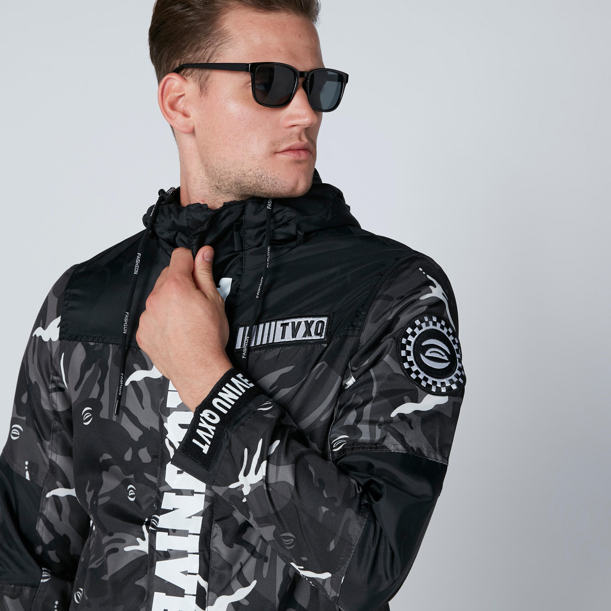جاكيت بقبعة وأكمام طويلة وطبعات-men-clothing-jacketsandblazers-jackets-image-4