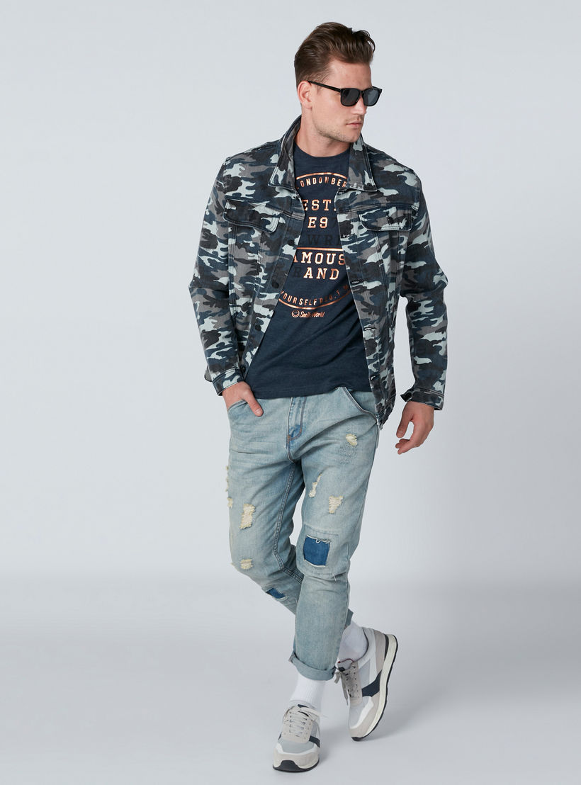 جاكيت دينم بأكمام طويلة وجيوب وطبعات مموّهة-men-clothing-jacketsandblazers-jackets-image-1