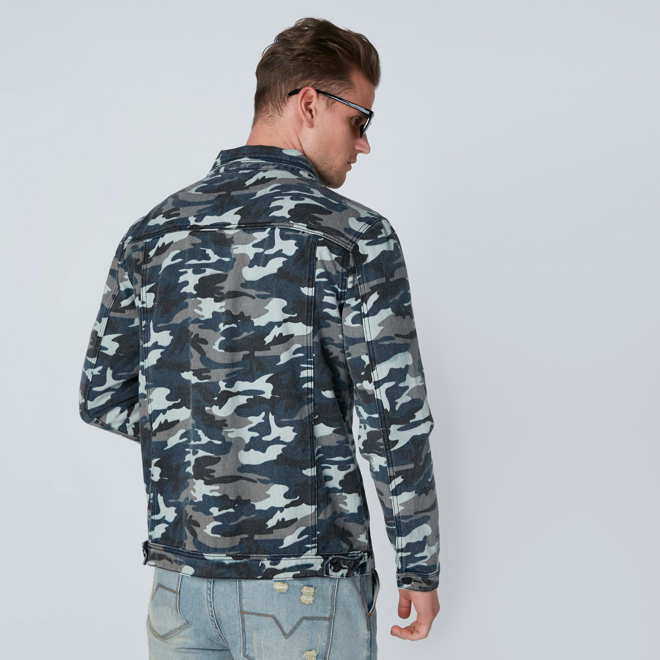 جاكيت دينم بأكمام طويلة وجيوب وطبعات مموّهة-men-clothing-jacketsandblazers-jackets-image-2