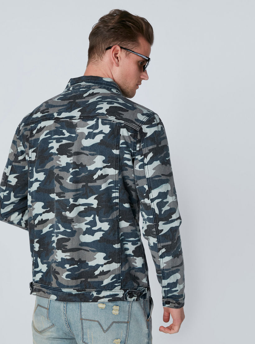 جاكيت دينم بأكمام طويلة وجيوب وطبعات مموّهة-men-clothing-jacketsandblazers-jackets-image-2