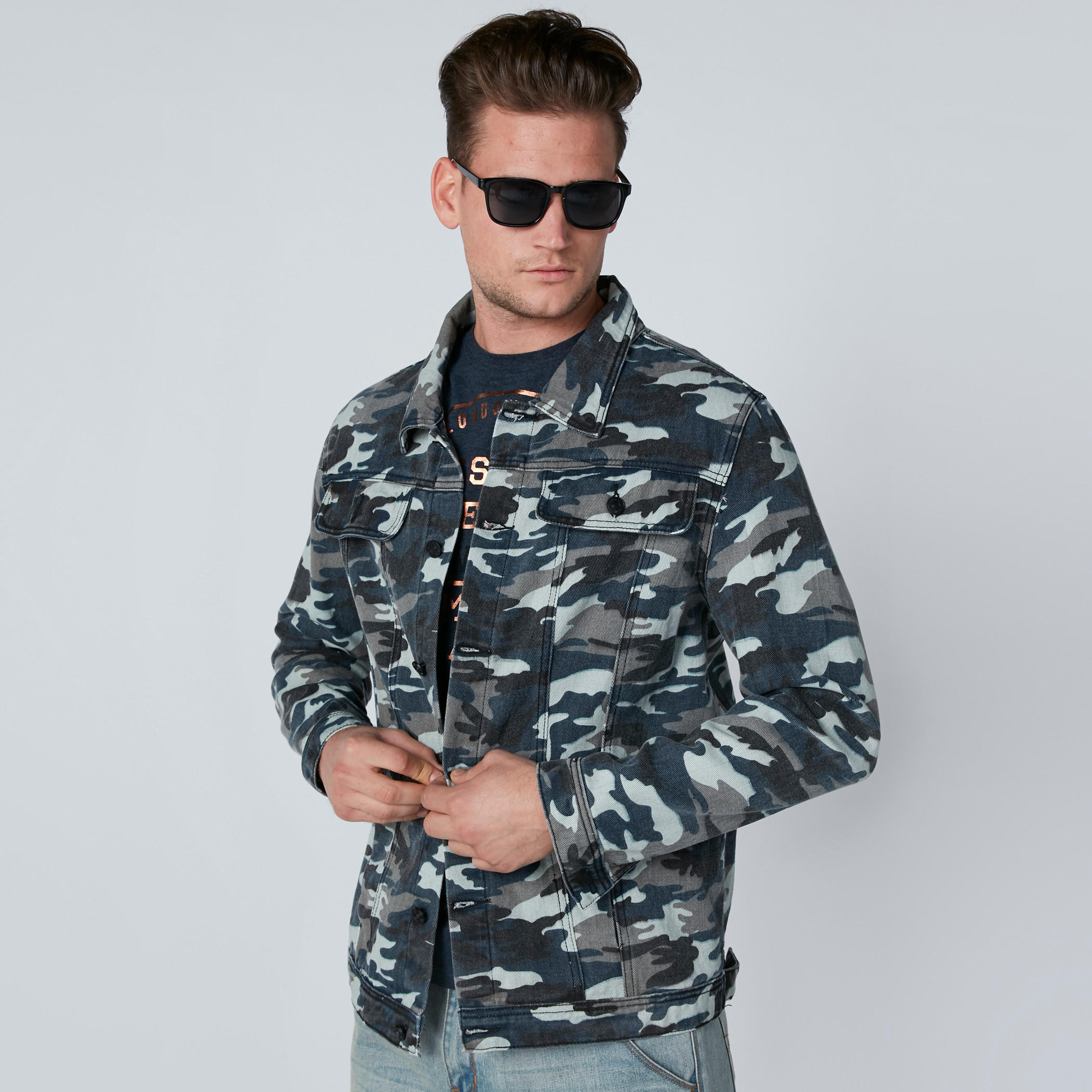 جاكيت دينم بأكمام طويلة وجيوب وطبعات مموّهة-men-clothing-jacketsandblazers-jackets-image-3