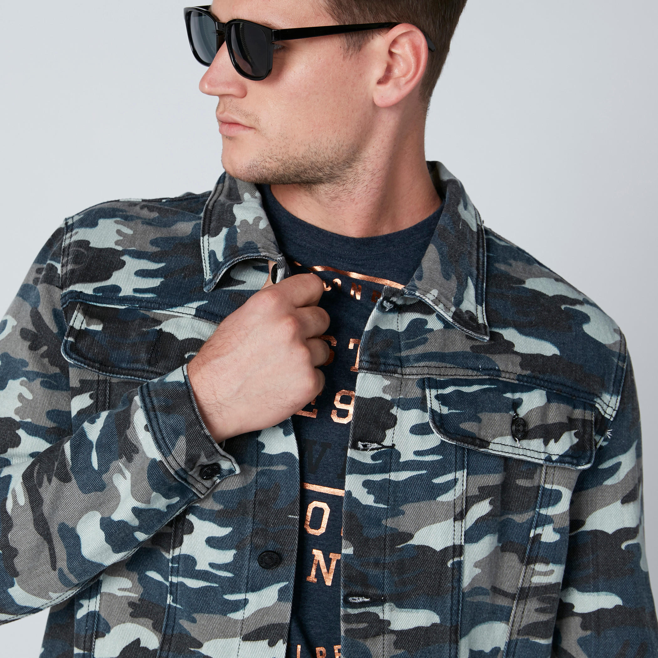 جاكيت دينم بأكمام طويلة وجيوب وطبعات مموّهة-men-clothing-jacketsandblazers-jackets-image-4