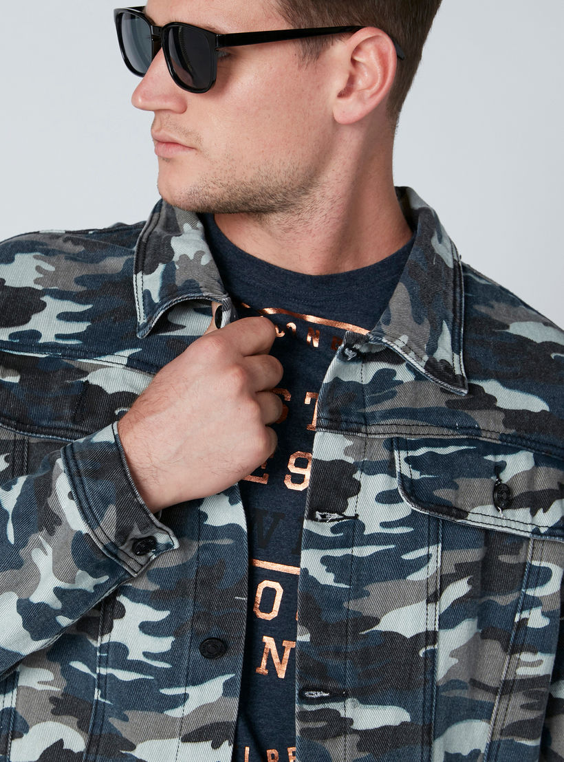 جاكيت دينم بأكمام طويلة وجيوب وطبعات مموّهة-men-clothing-jacketsandblazers-jackets-image-4