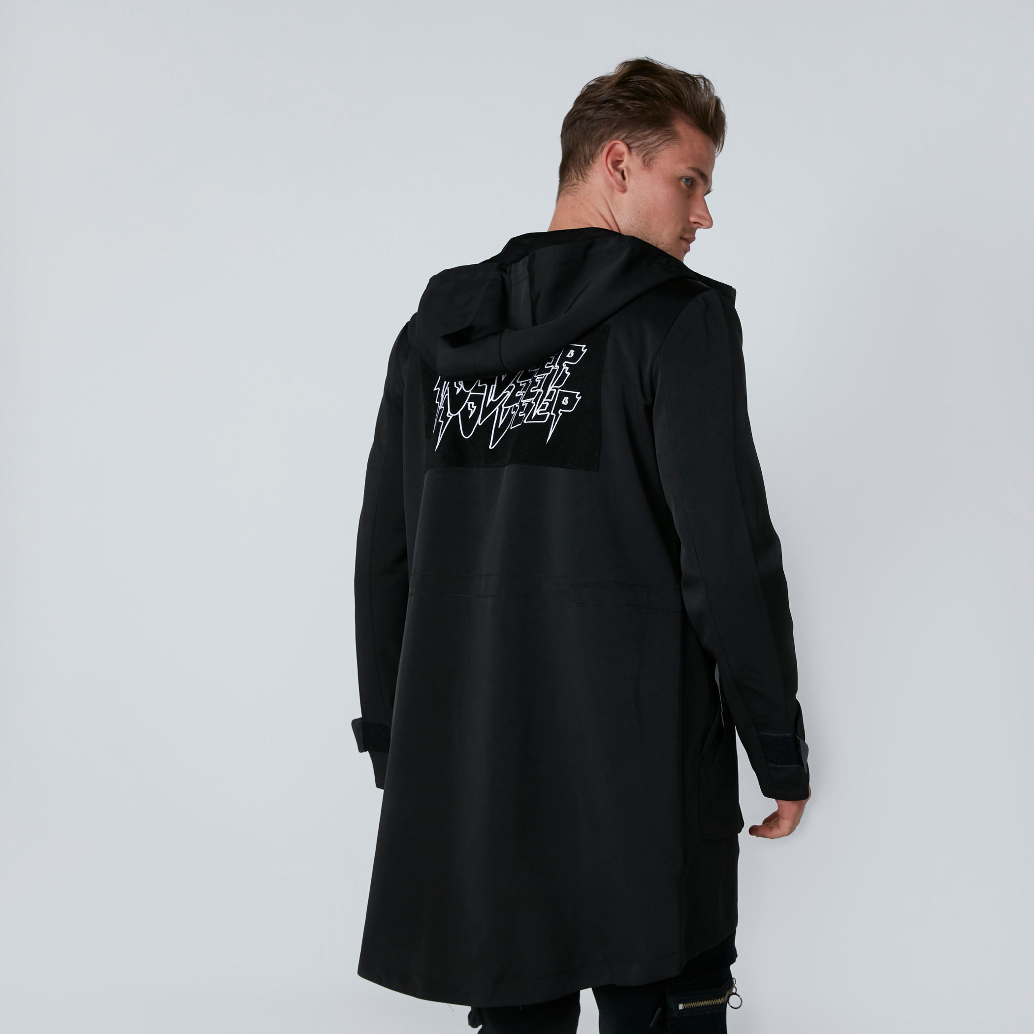 معطف طويل بسحّاب إغلاق وتزيينات مطرّزة-men-clothing-jacketsandblazers-coats-image-2