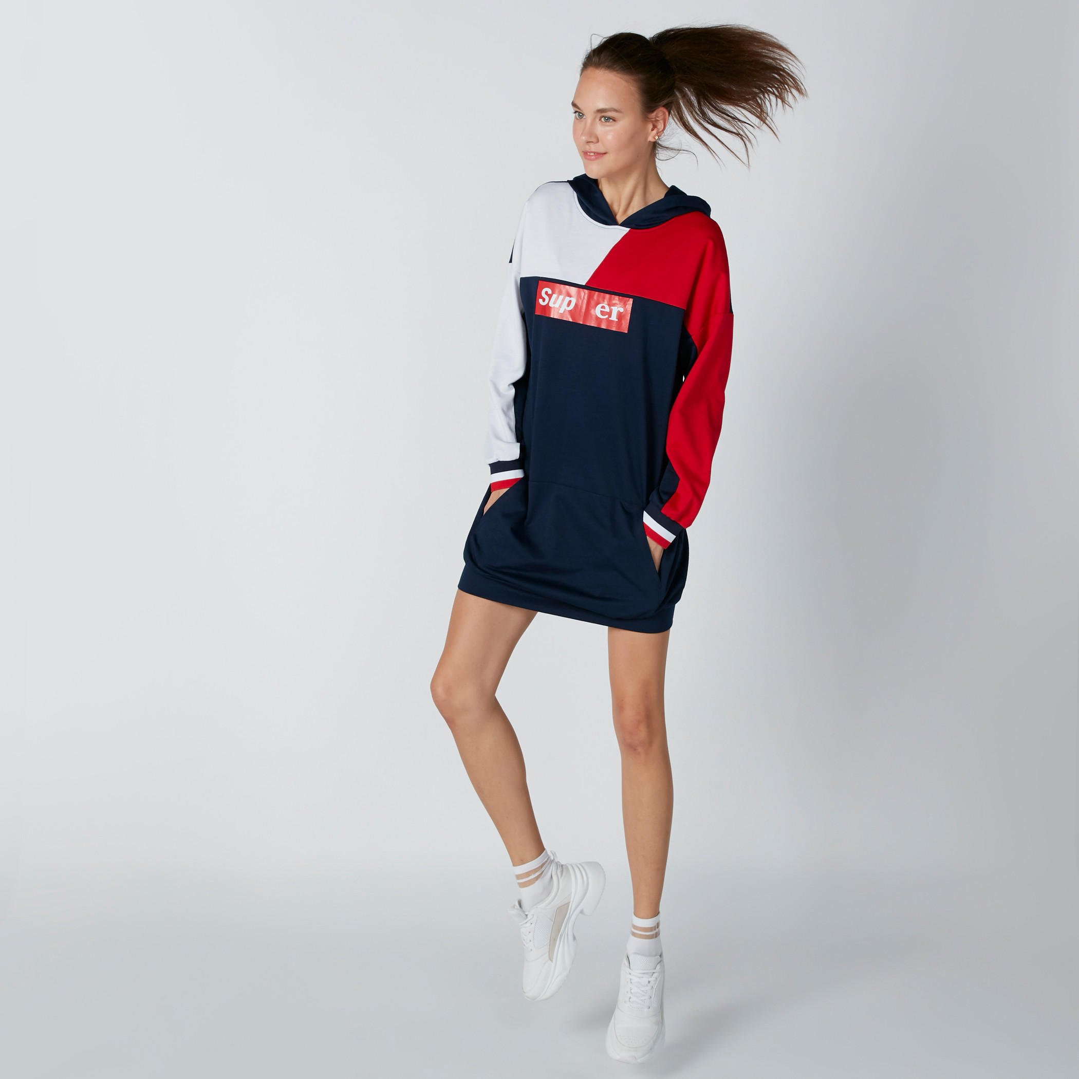 فستان سويت شيرت بقبّعة وأكمام طويلة وجيوب وطبعات-women-clothing-dresses-image-1