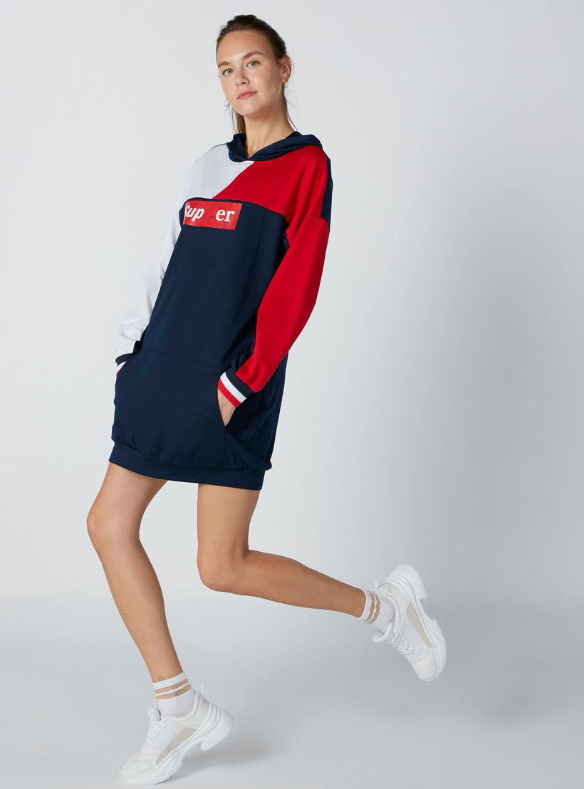 فستان سويت شيرت بقبّعة وأكمام طويلة وجيوب وطبعات-women-clothing-dresses-image-4