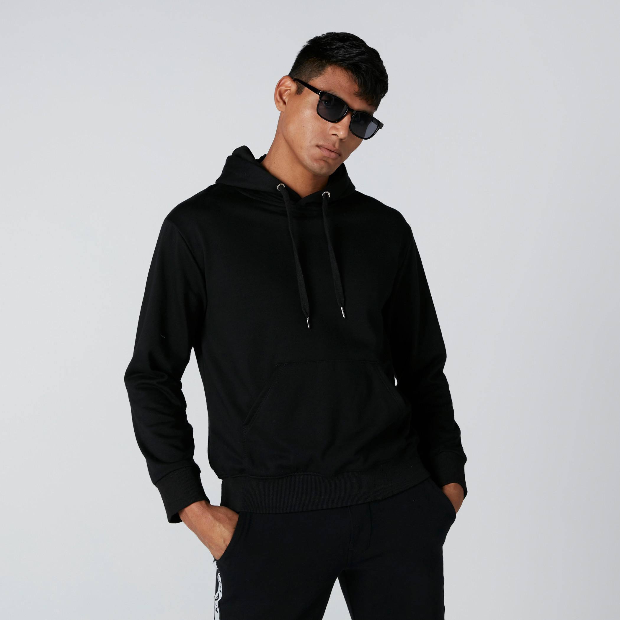 سويت شيرت مطرز بقبّعة وأكمام طويلة وجيوب-men-winterwear-hoodiesandsweatshirts-image-1